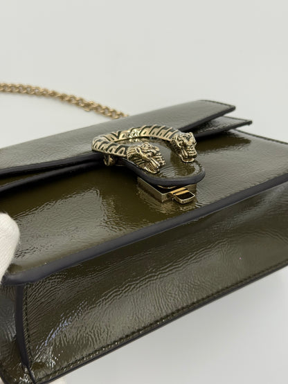 Gucci Borsa a Tracolla Dionysus Small in Pelle Verniciata Verde Oliva