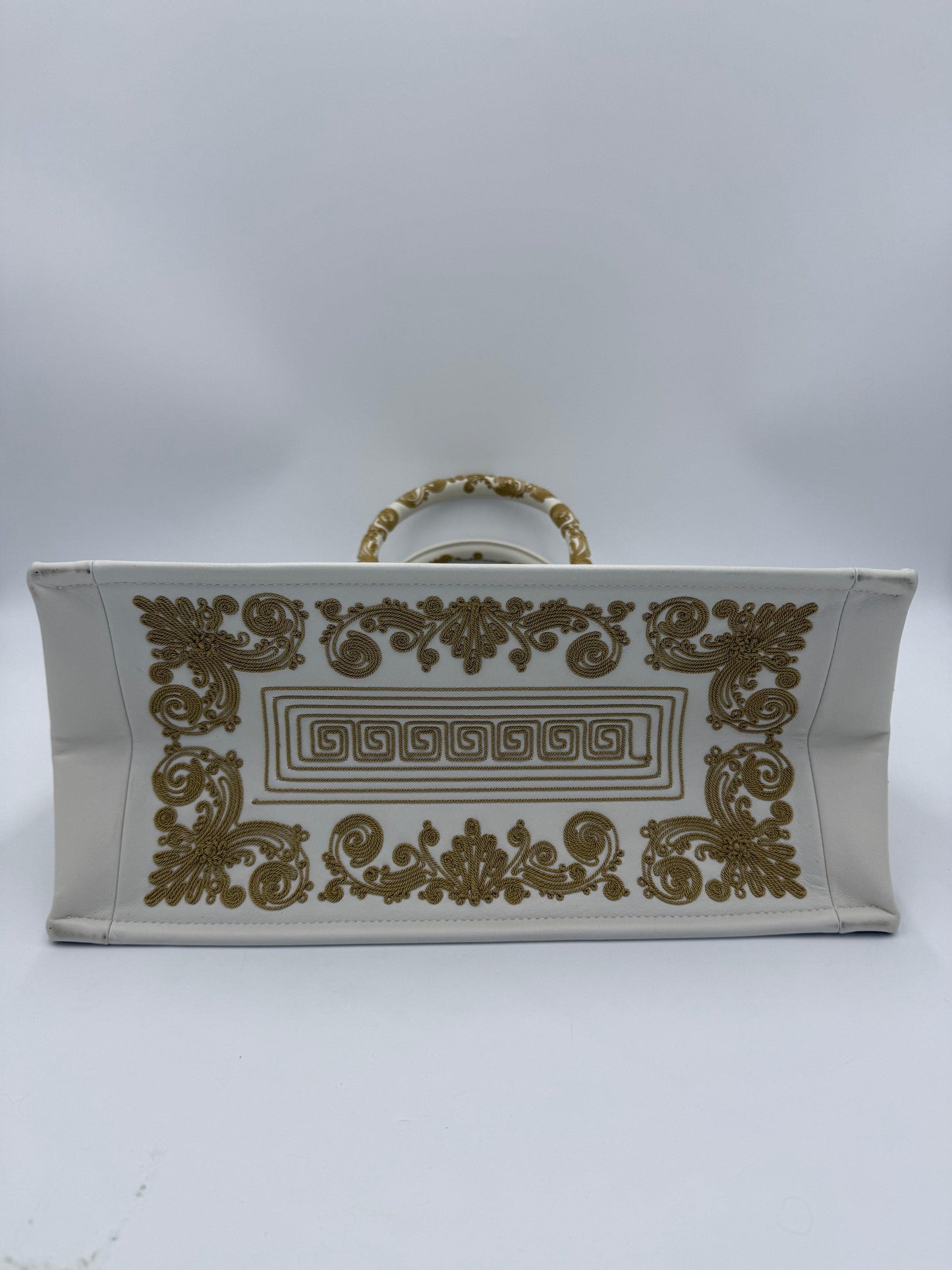Dior Borsa Book Tote Media in Pelle Bianca con Ricami Soutache Oro Cruise 2022 - Pally Vintage Closet