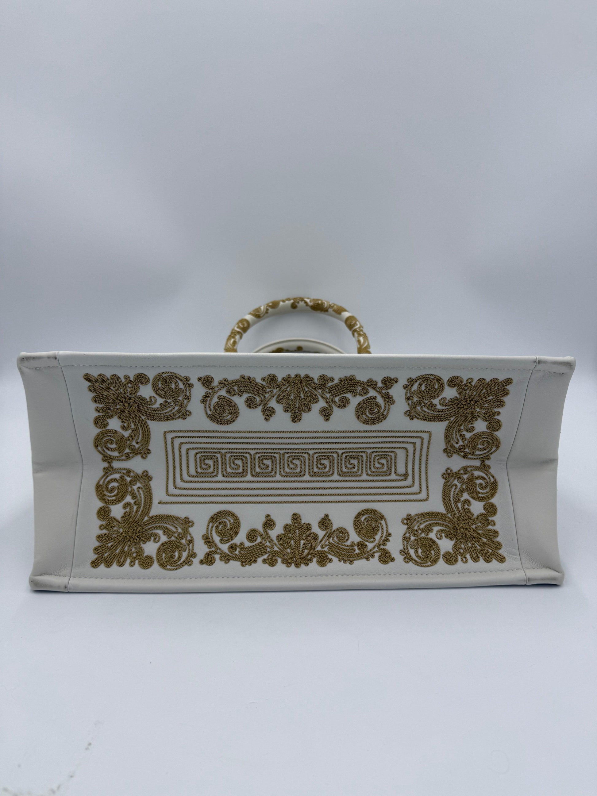 Dior Borsa Book Tote Media in Pelle Bianca con Ricami Soutache Oro Cruise 2022 - Pally Vintage Closet