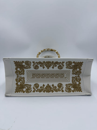 Dior Borsa Book Tote Media in Pelle Bianca con Ricami Soutache Oro Cruise 2022 - Pally Vintage Closet