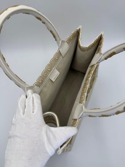 Dior Borsa Book Tote Media in Pelle Bianca con Ricami Soutache Oro Cruise 2022 - Pally Vintage Closet