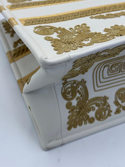 Dior Borsa Book Tote Media in Pelle Bianca con Ricami Soutache Oro Cruise 2022 - Pally Vintage Closet