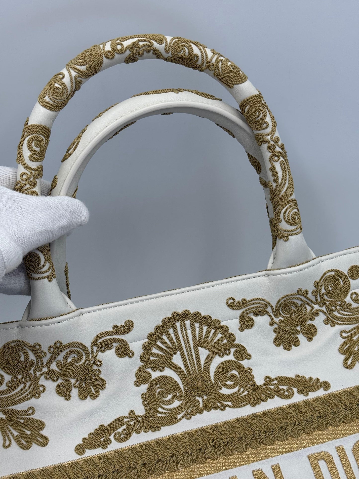 Dior Borsa Book Tote Media in Pelle Bianca con Ricami Soutache Oro Cruise 2022 - Pally Vintage Closet