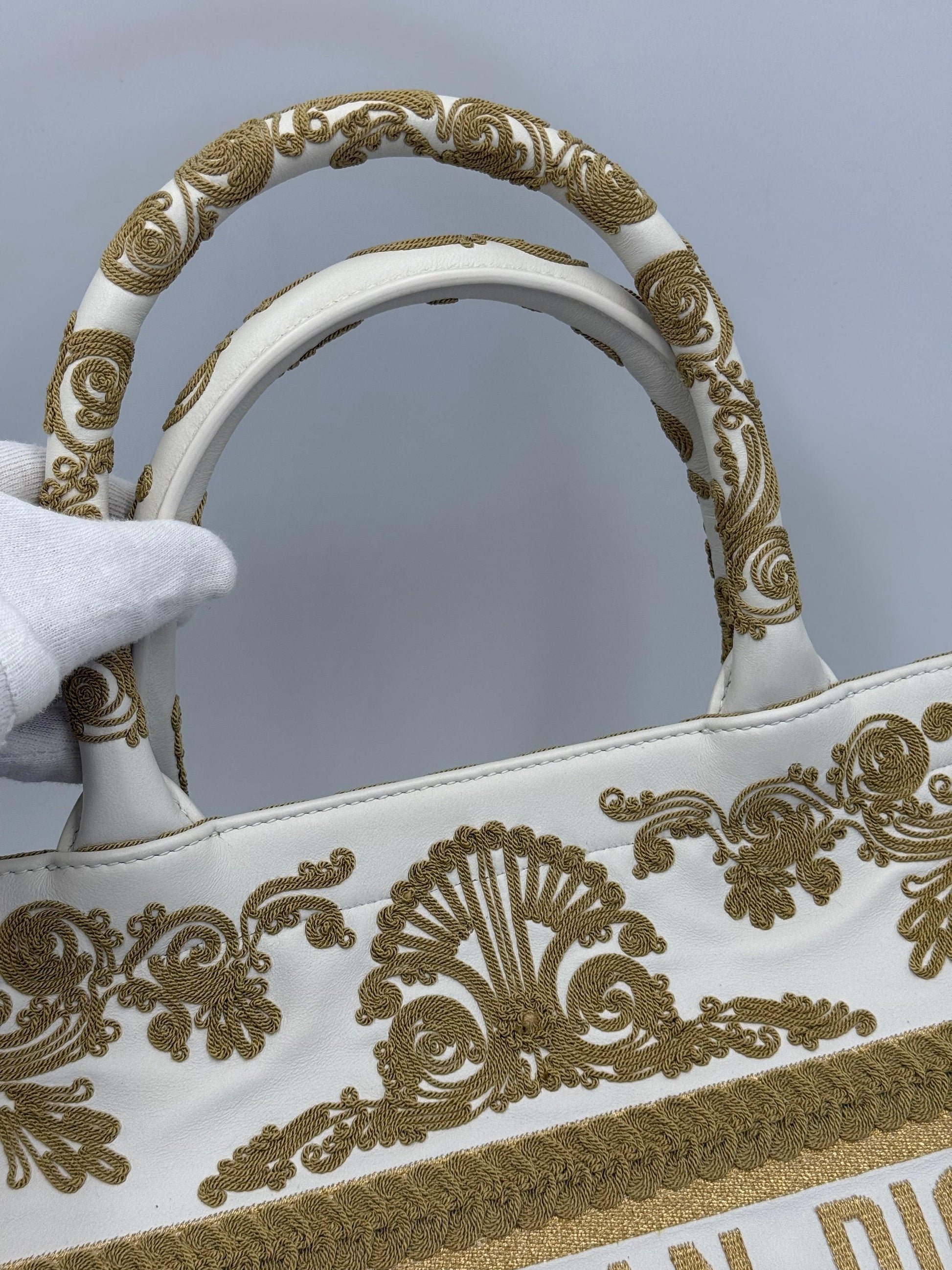 Dior Borsa Book Tote Media in Pelle Bianca con Ricami Soutache Oro Cruise 2022 - Pally Vintage Closet