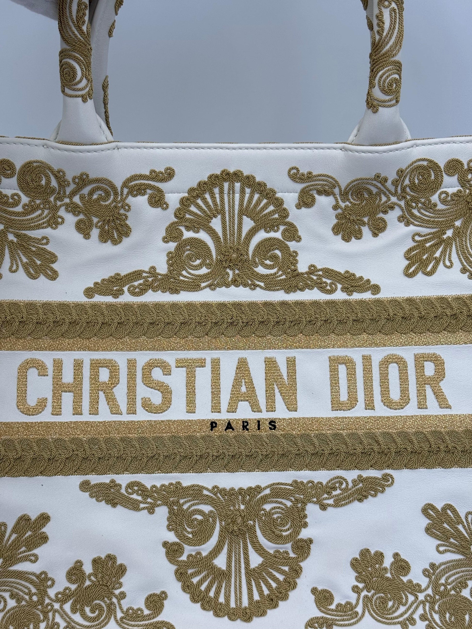 Dior Borsa Book Tote Media in Pelle Bianca con Ricami Soutache Oro Cruise 2022 - Pally Vintage Closet