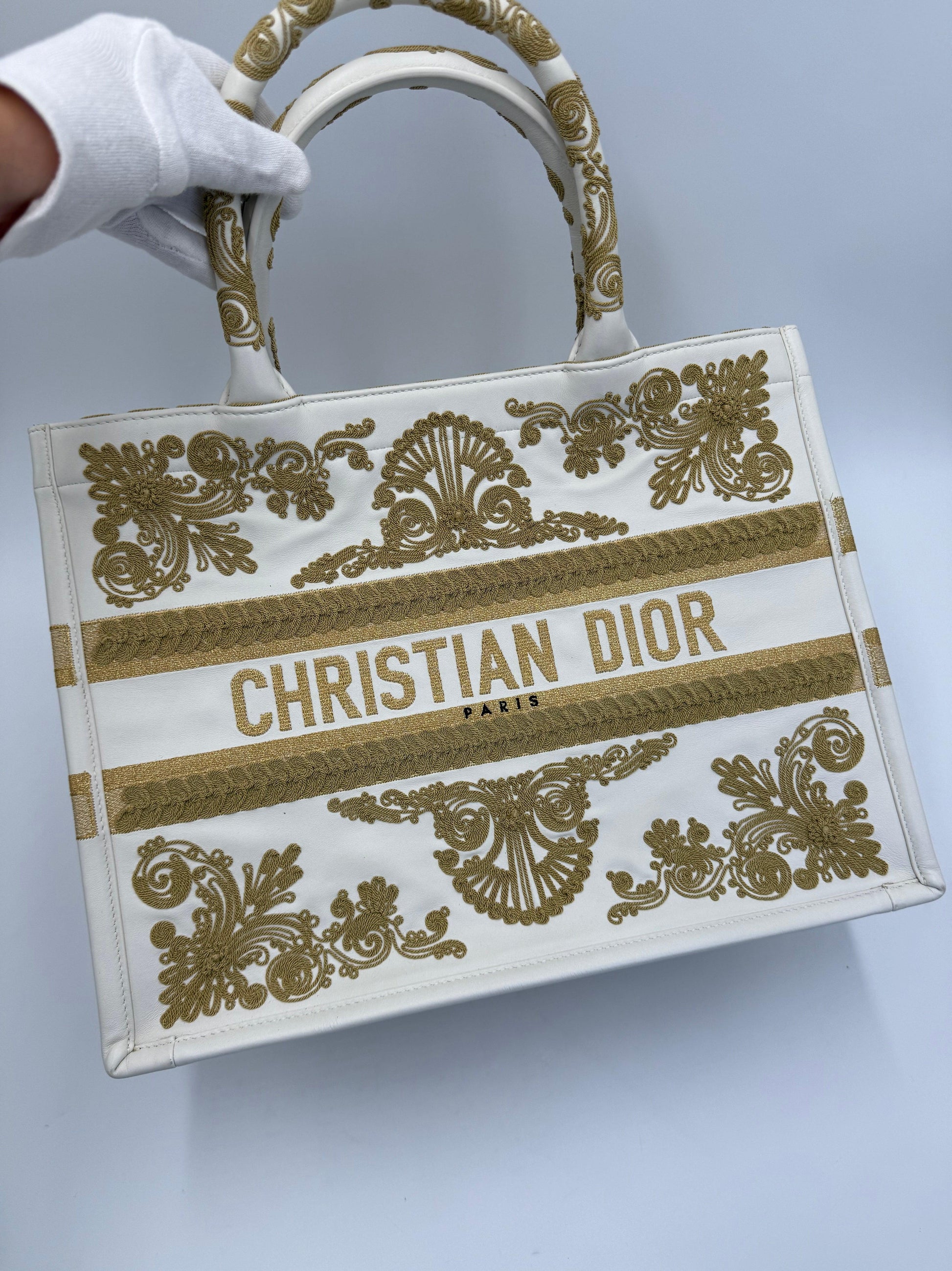 Dior Borsa Book Tote Media in Pelle Bianca con Ricami Soutache Oro Cruise 2022 - Pally Vintage Closet