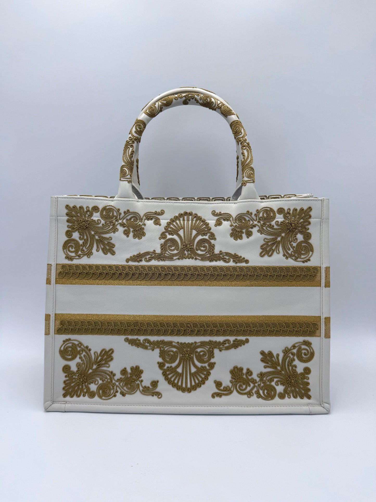 Dior Borsa Book Tote Media in Pelle Bianca con Ricami Soutache Oro Cruise 2022 - Pally Vintage Closet