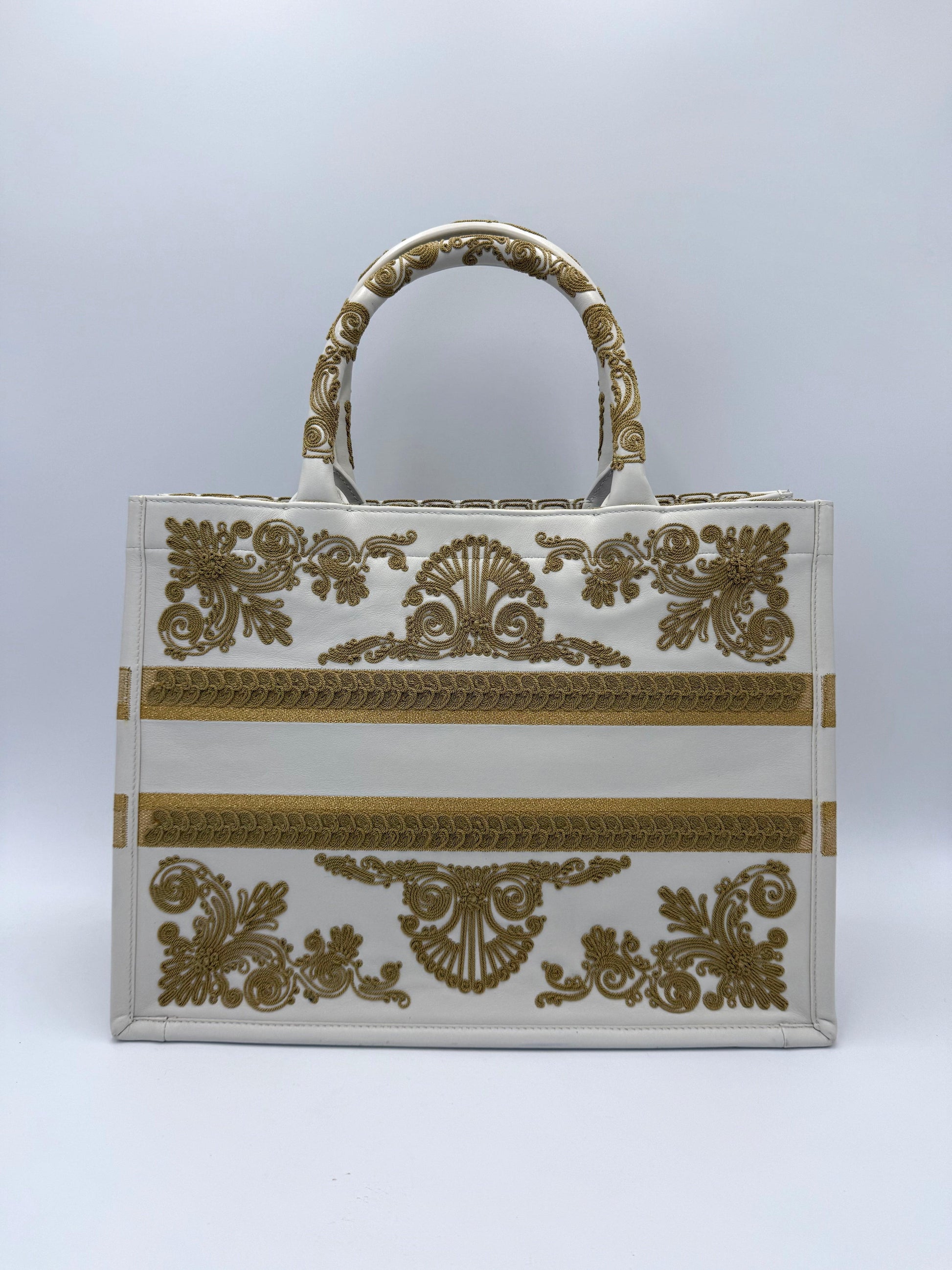 Dior Borsa Book Tote Media in Pelle Bianca con Ricami Soutache Oro Cruise 2022 - Pally Vintage Closet