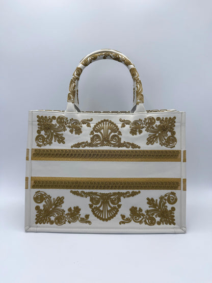 Dior Borsa Book Tote Media in Pelle Bianca con Ricami Soutache Oro Cruise 2022 - Pally Vintage Closet