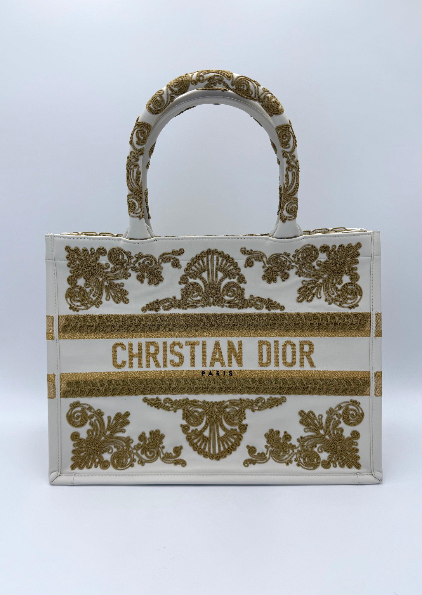 Dior Borsa Book Tote Media in Pelle Bianca con Ricami Soutache Oro Cruise 2022 - Pally Vintage Closet