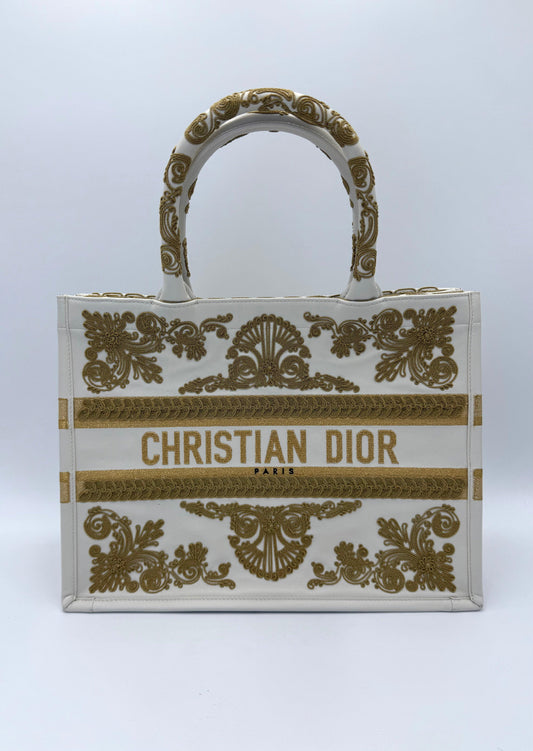Dior Borsa Book Tote Media in Pelle Bianca con Ricami Soutache Oro Cruise 2022 - Pally Vintage Closet