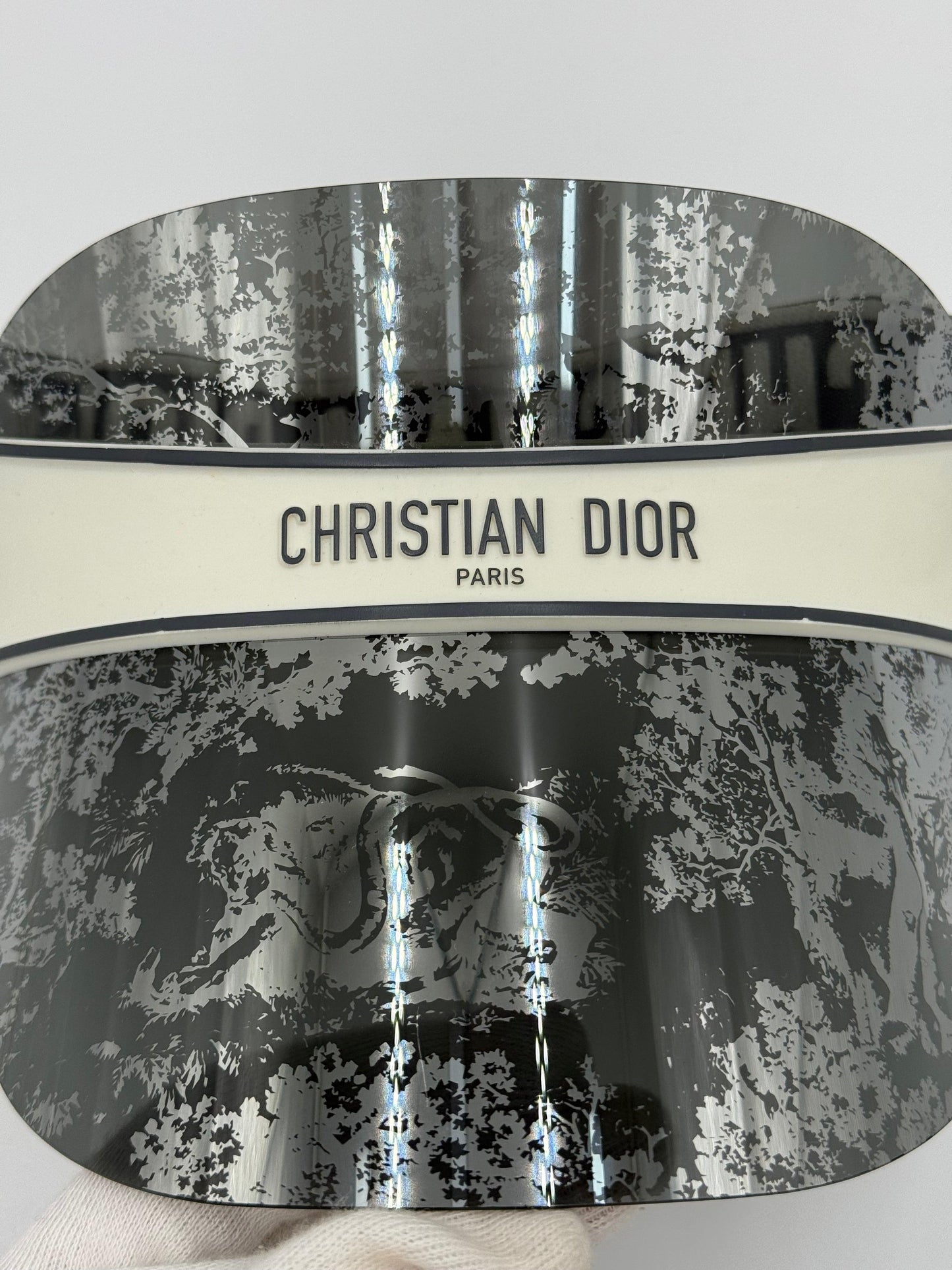 Dior-Visiera-DiorClub-V1U-con-Motivo-Toile-de-Jouy-Grigio-e-Nero-70563799400772 - Pally Vintage Closet