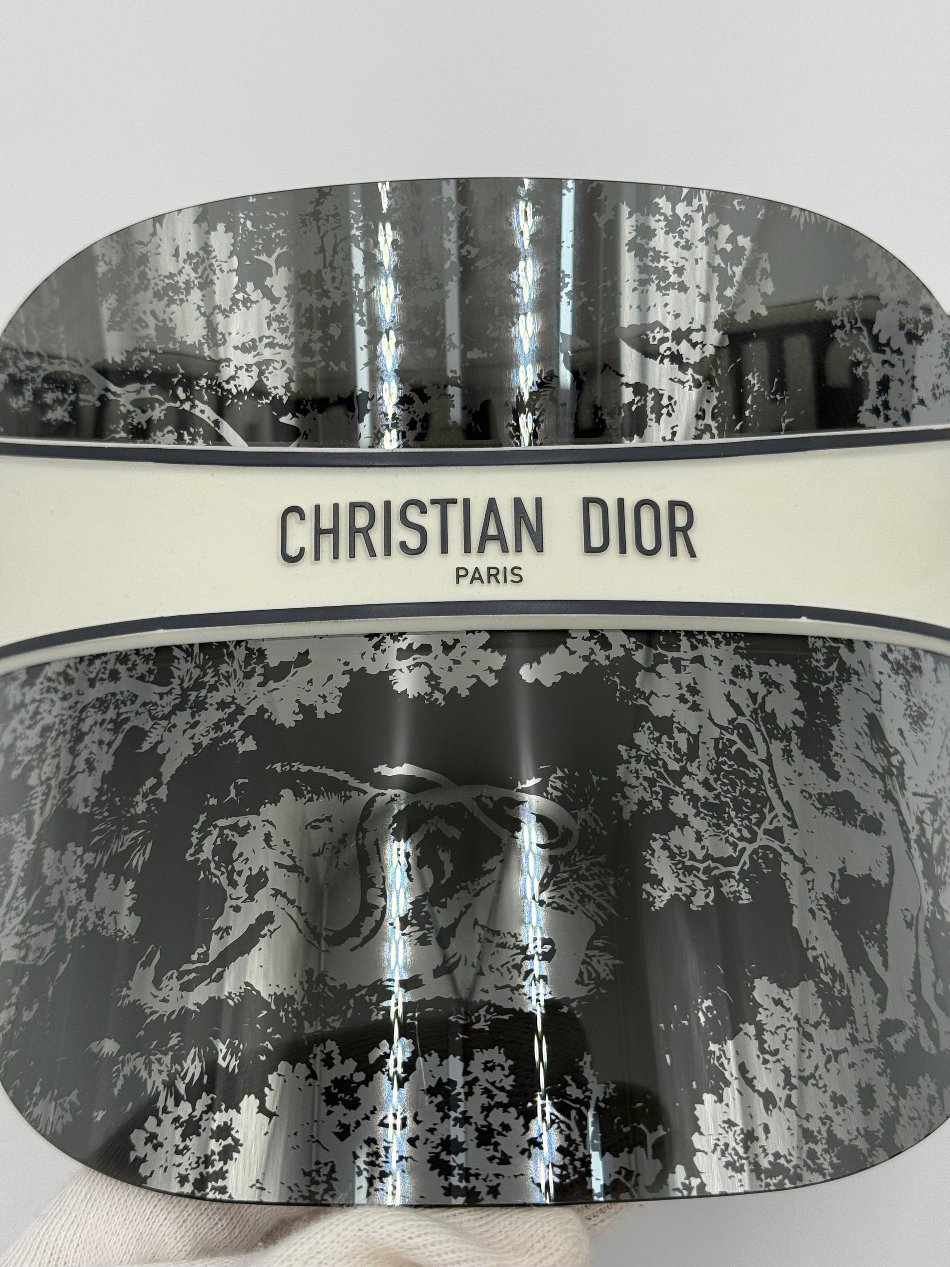 Dior-Visiera-DiorClub-V1U-con-Motivo-Toile-de-Jouy-Grigio-e-Nero-70563799400772 - Pally Vintage Closet