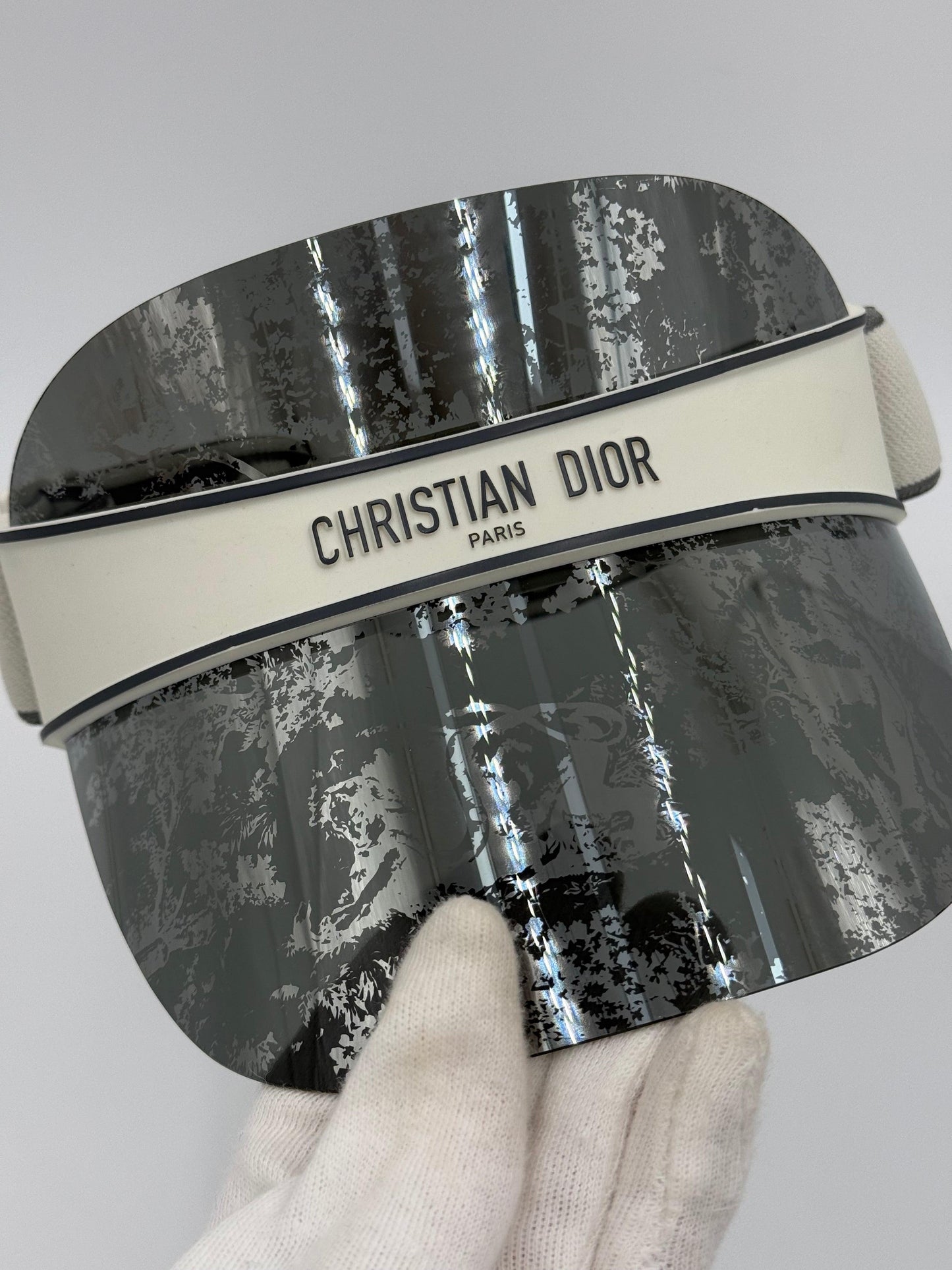 Dior-Visiera-DiorClub-V1U-con-Motivo-Toile-de-Jouy-Grigio-e-Nero-70563799531844 - Pally Vintage Closet