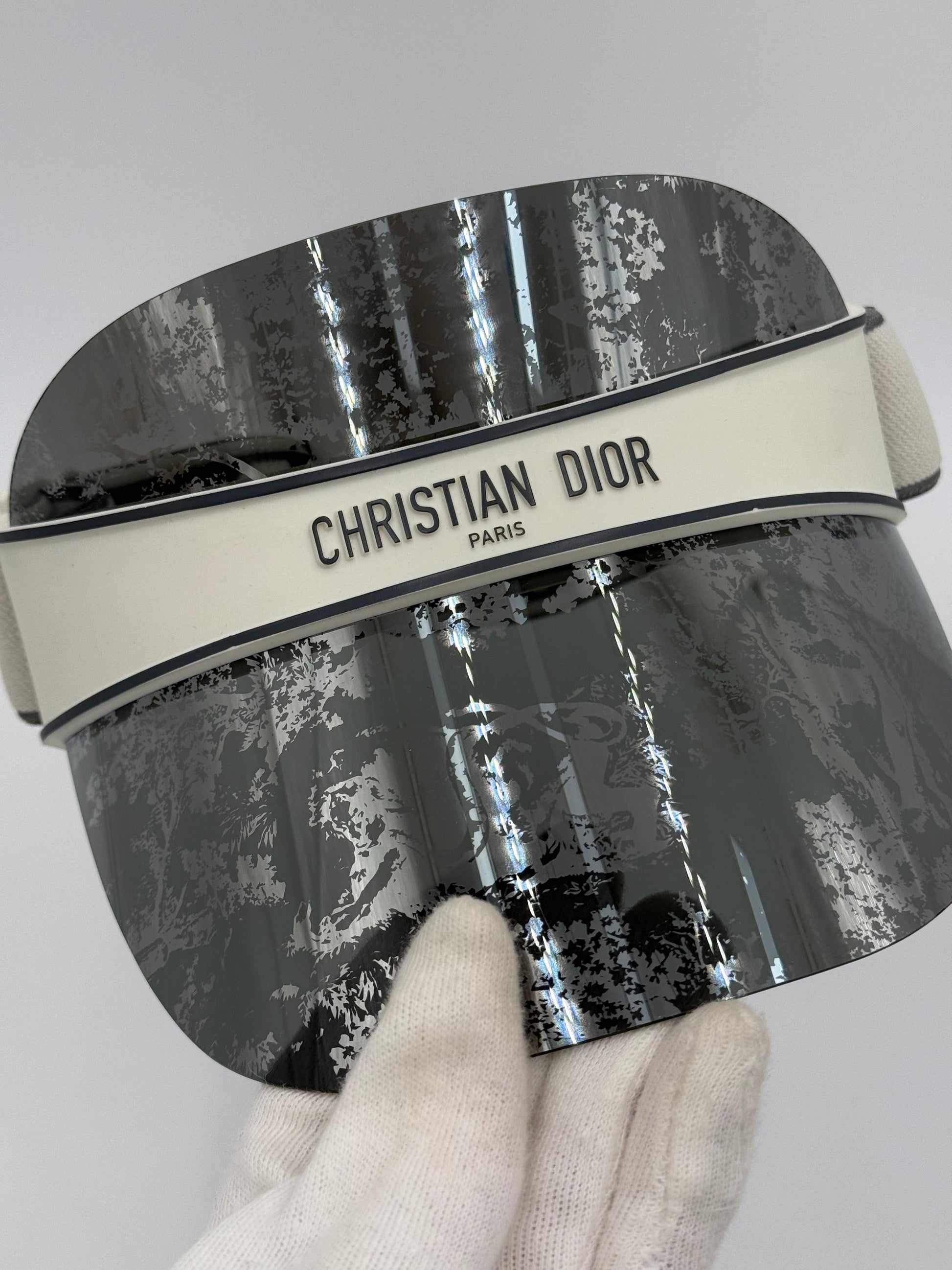 Dior-Visiera-DiorClub-V1U-con-Motivo-Toile-de-Jouy-Grigio-e-Nero-70563799531844 - Pally Vintage Closet