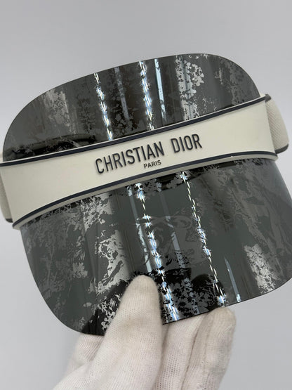 Dior-Visiera-DiorClub-V1U-con-Motivo-Toile-de-Jouy-Grigio-e-Nero-70563799531844 - Pally Vintage Closet