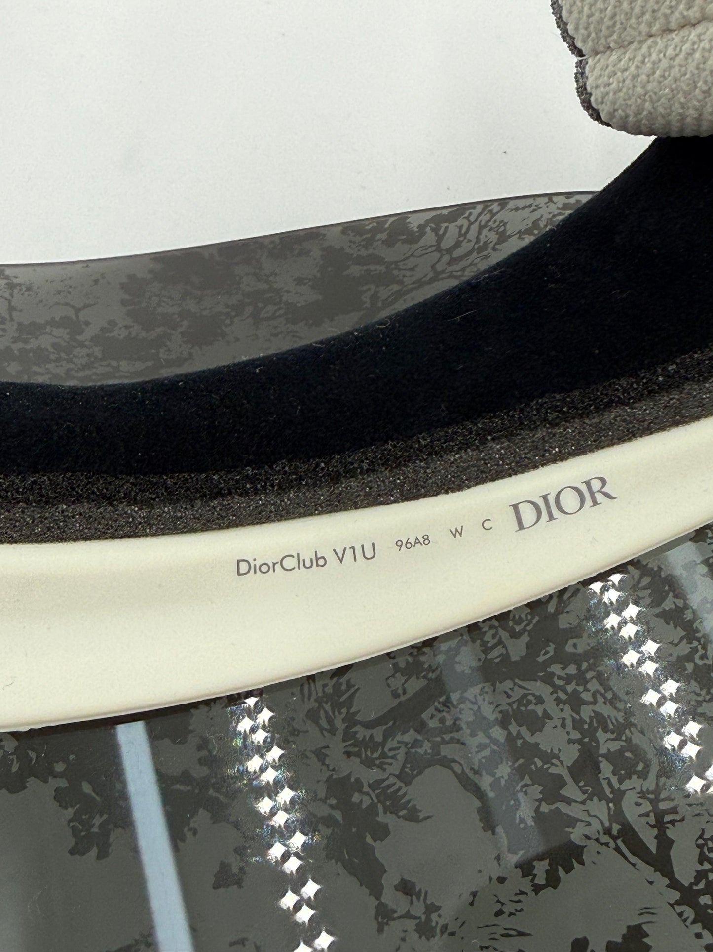 Dior-Visiera-DiorClub-V1U-con-Motivo-Toile-de-Jouy-Grigio-e-Nero-70563799564612 - Pally Vintage Closet