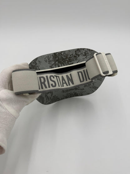 Dior-Visiera-DiorClub-V1U-con-Motivo-Toile-de-Jouy-Grigio-e-Nero-70563799630148 - Pally Vintage Closet