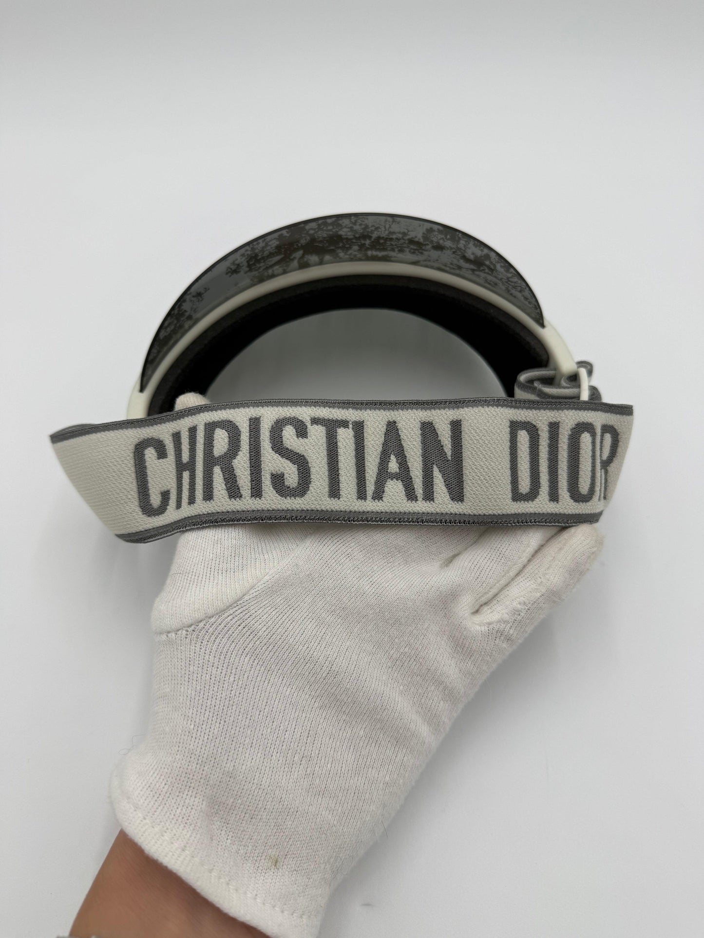 Dior-Visiera-DiorClub-V1U-con-Motivo-Toile-de-Jouy-Grigio-e-Nero-70563799662916 - Pally Vintage Closet