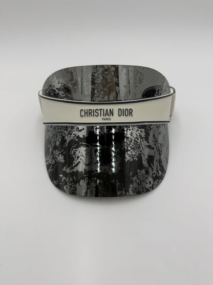 Dior-Visiera-DiorClub-V1U-con-Motivo-Toile-de-Jouy-Grigio-e-Nero-70563799728452 - Pally Vintage Closet