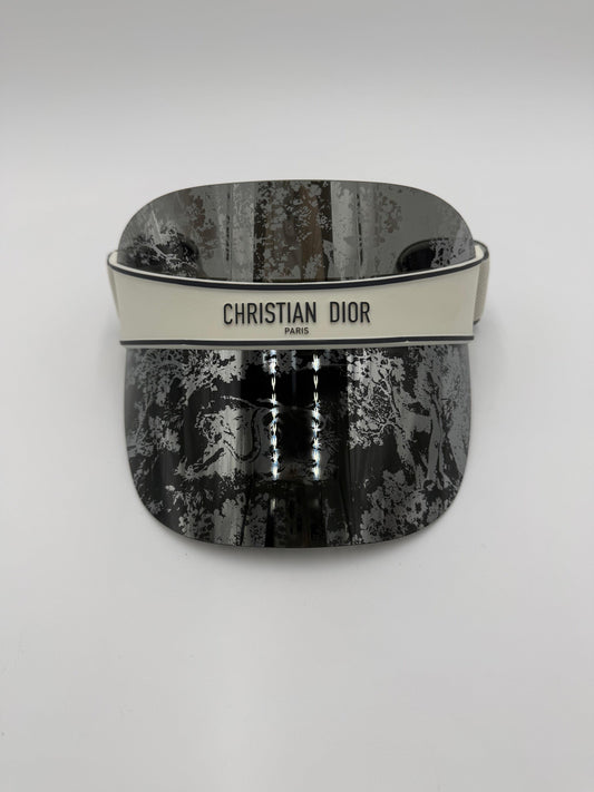 Dior-Visiera-DiorClub-V1U-con-Motivo-Toile-de-Jouy-Grigio-e-Nero-70563799728452 - Pally Vintage Closet