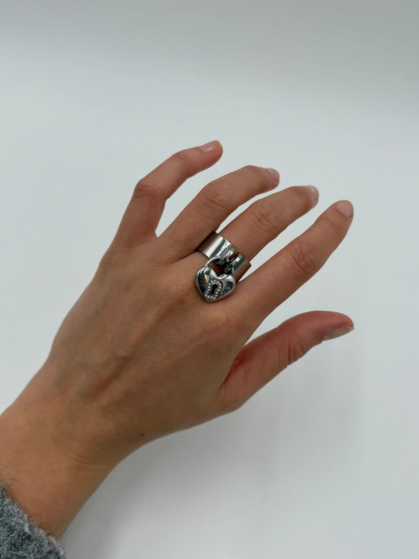 Dolce-e-Gabbana-Anello-a-Fascia-D-G-in-Acciaio-Lucido-70136705155396 - Pally Vintage Closet