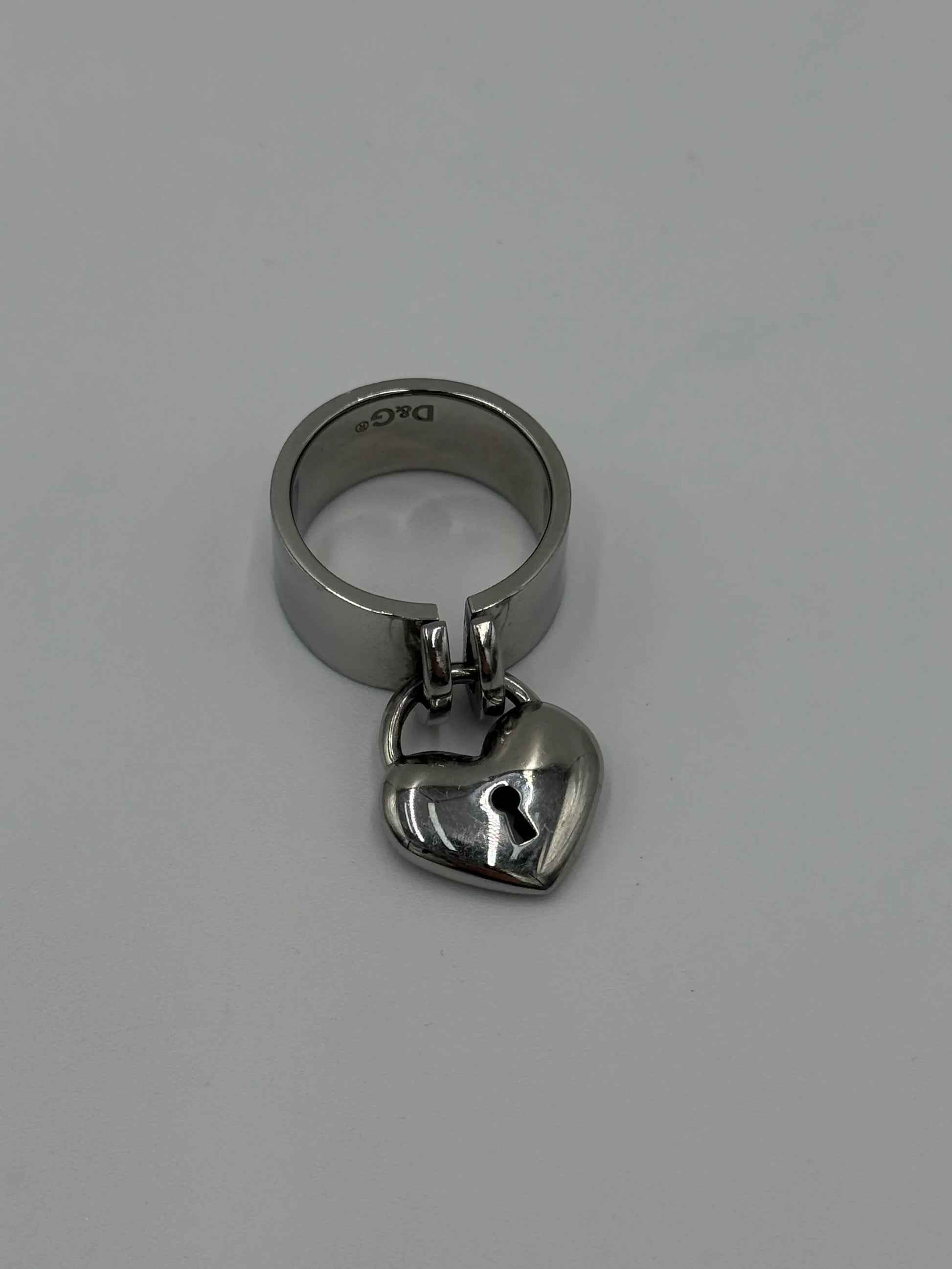 Dolce-e-Gabbana-Anello-a-Fascia-D-G-in-Acciaio-Lucido-70136705188164 - Pally Vintage Closet