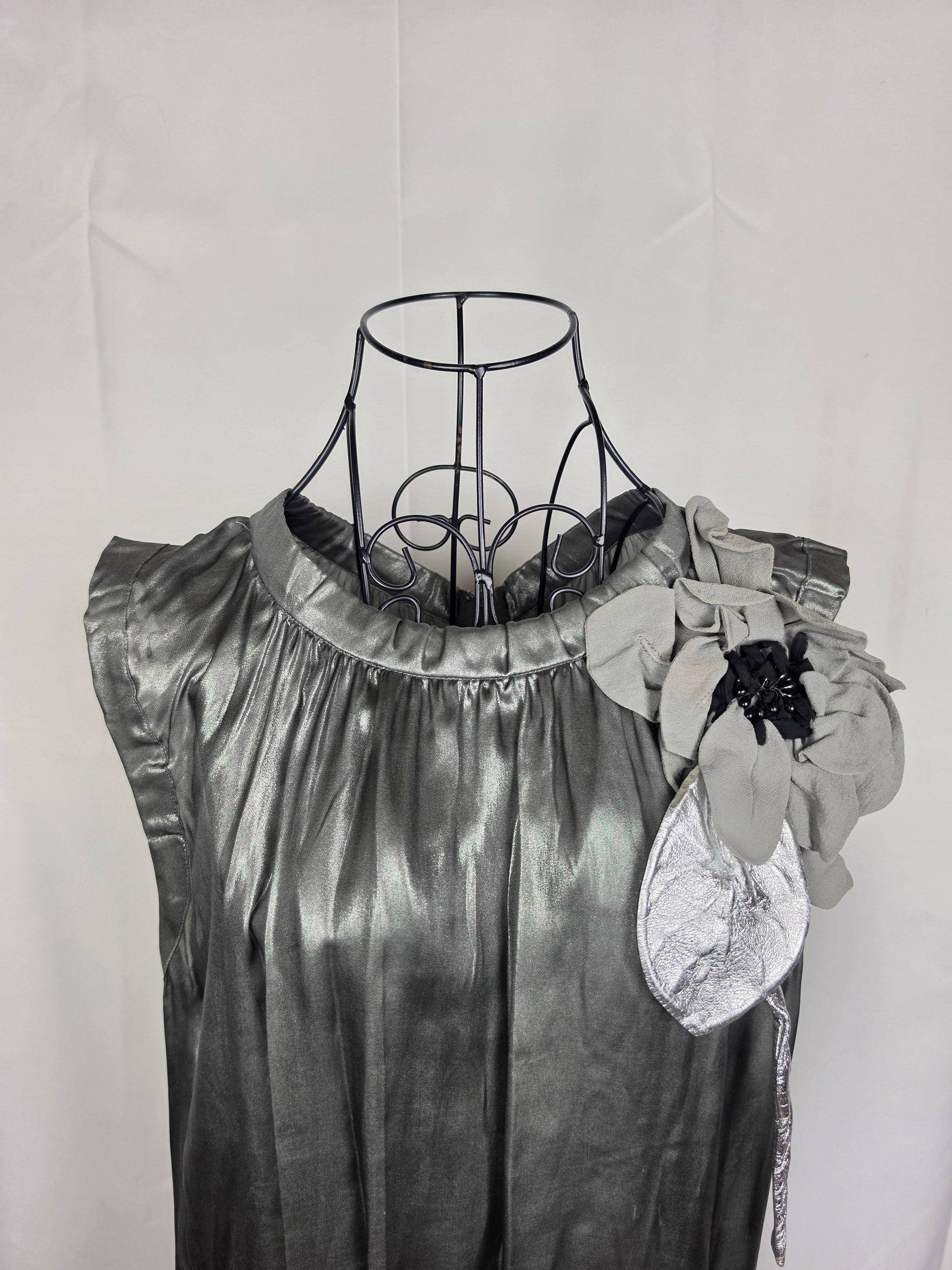Dolce e Gabbana Top Seta Metallizzata con Spilla Floreale Argento - Pally Vintage Closet