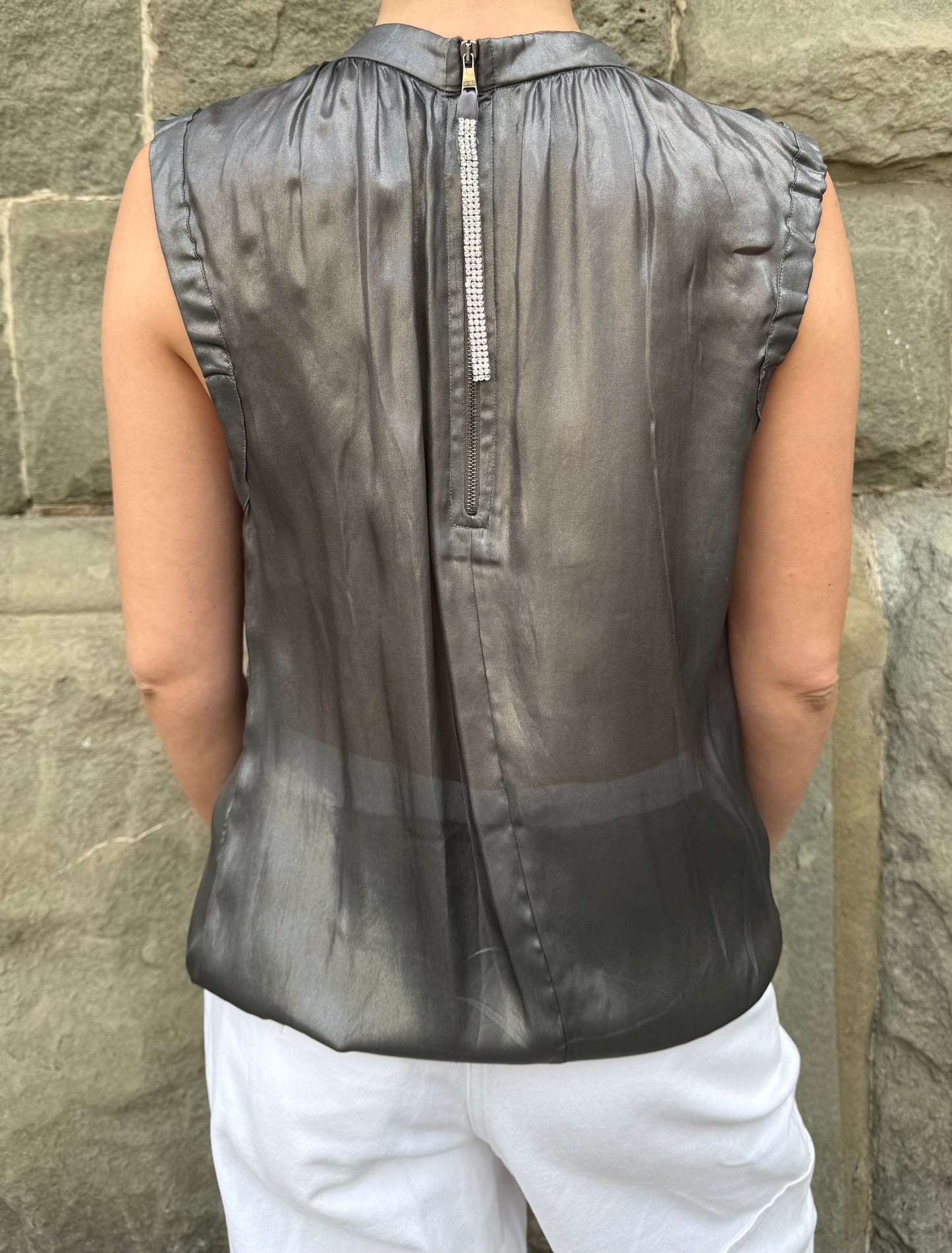 Dolce e Gabbana Top Seta Metallizzata con Spilla Floreale Argento - Pally Vintage Closet