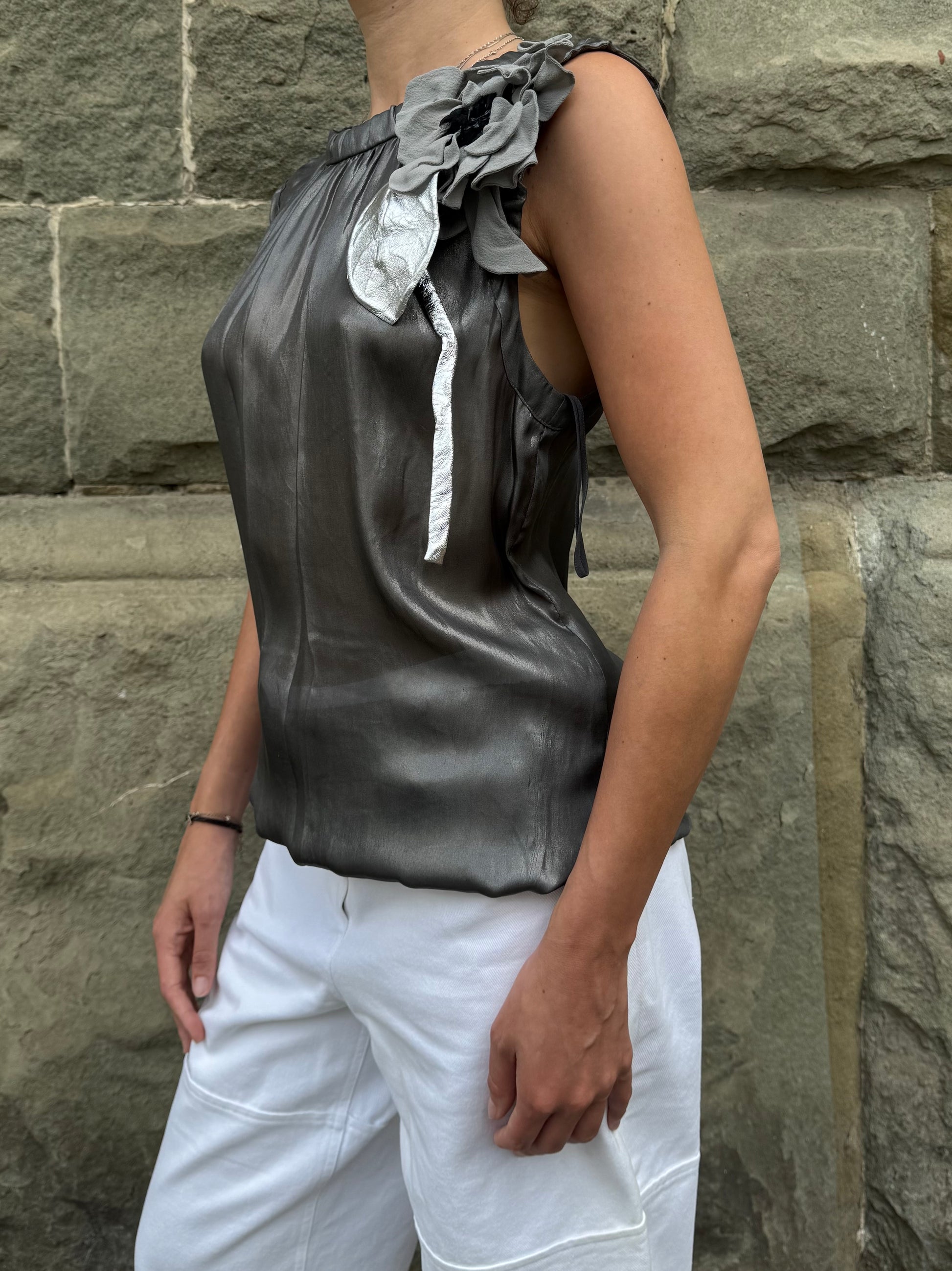 Dolce e Gabbana Top Seta Metallizzata con Spilla Floreale Argento - Pally Vintage Closet