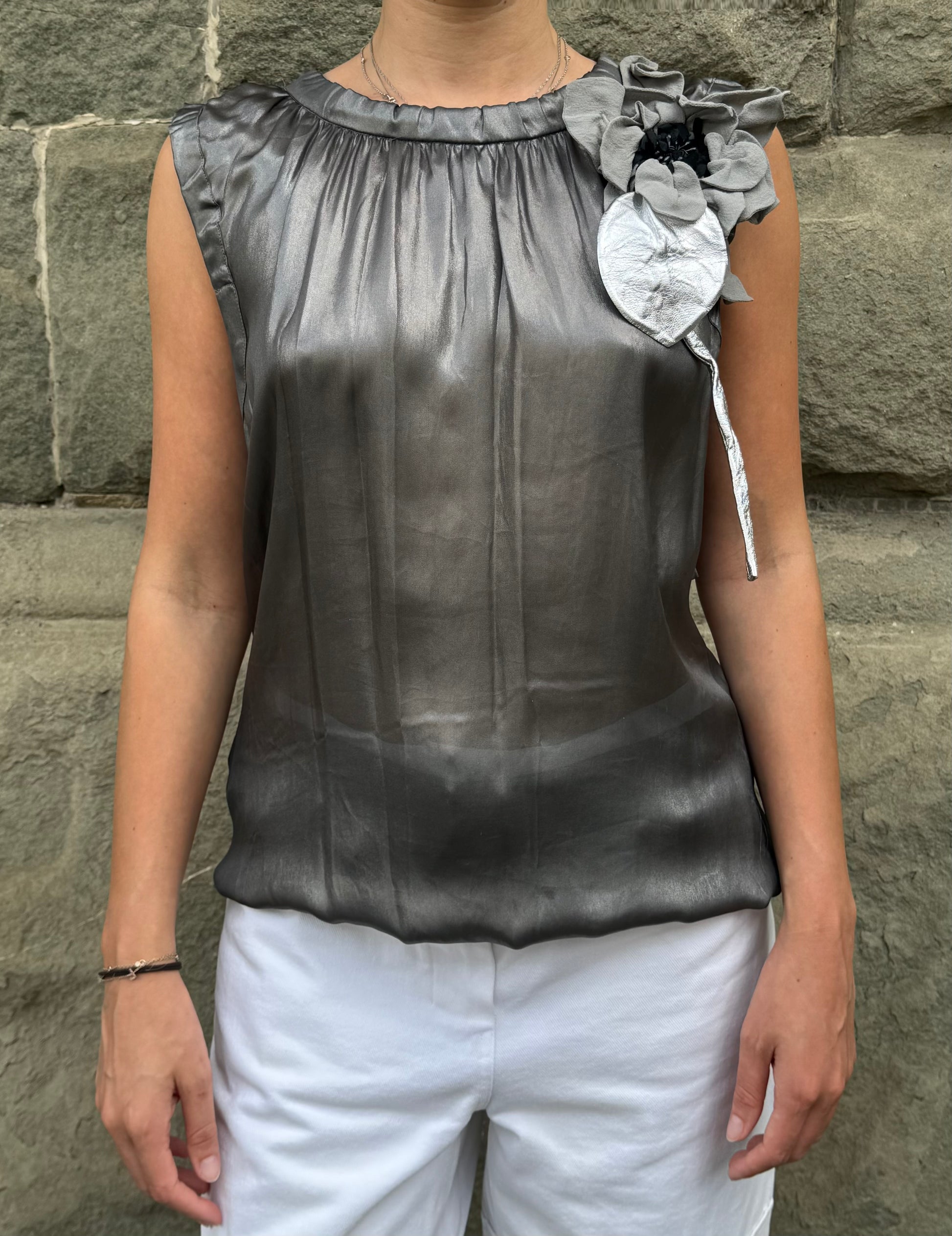 Dolce e Gabbana Top Seta Metallizzata con Spilla Floreale Argento - Pally Vintage Closet