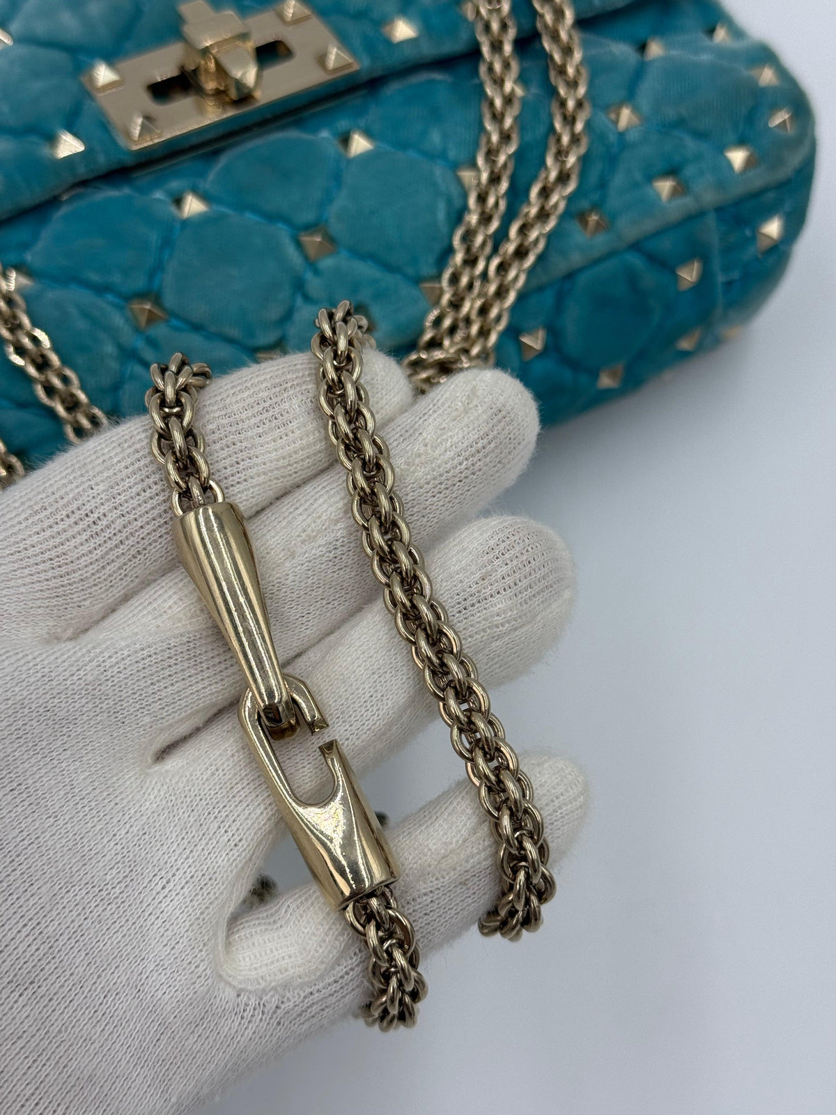 Valentino Garavani Borsa Rockstud Spike Small in Velluto Azzurro