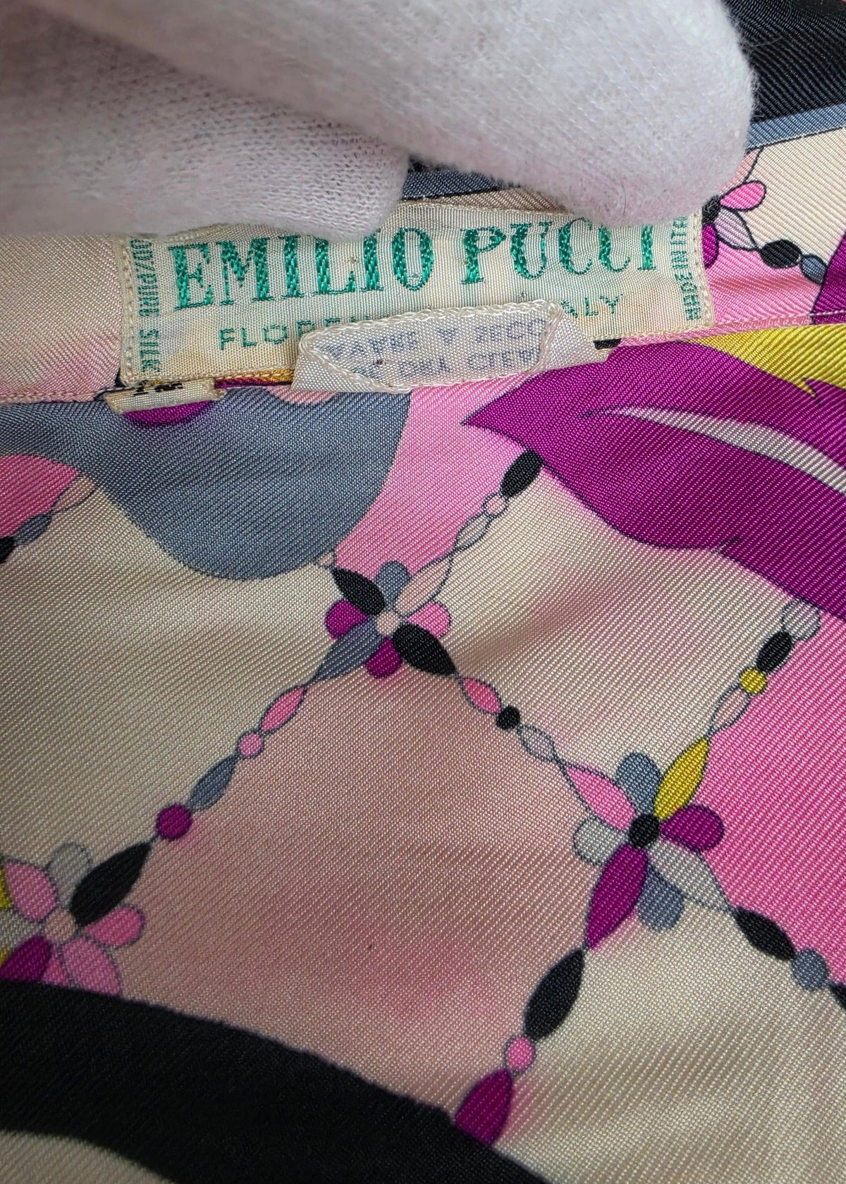 Emilio Pucci Camicia Vintage in Twill di Seta con Pattern Asimmetrico Rosa - Pally Vintage Closet