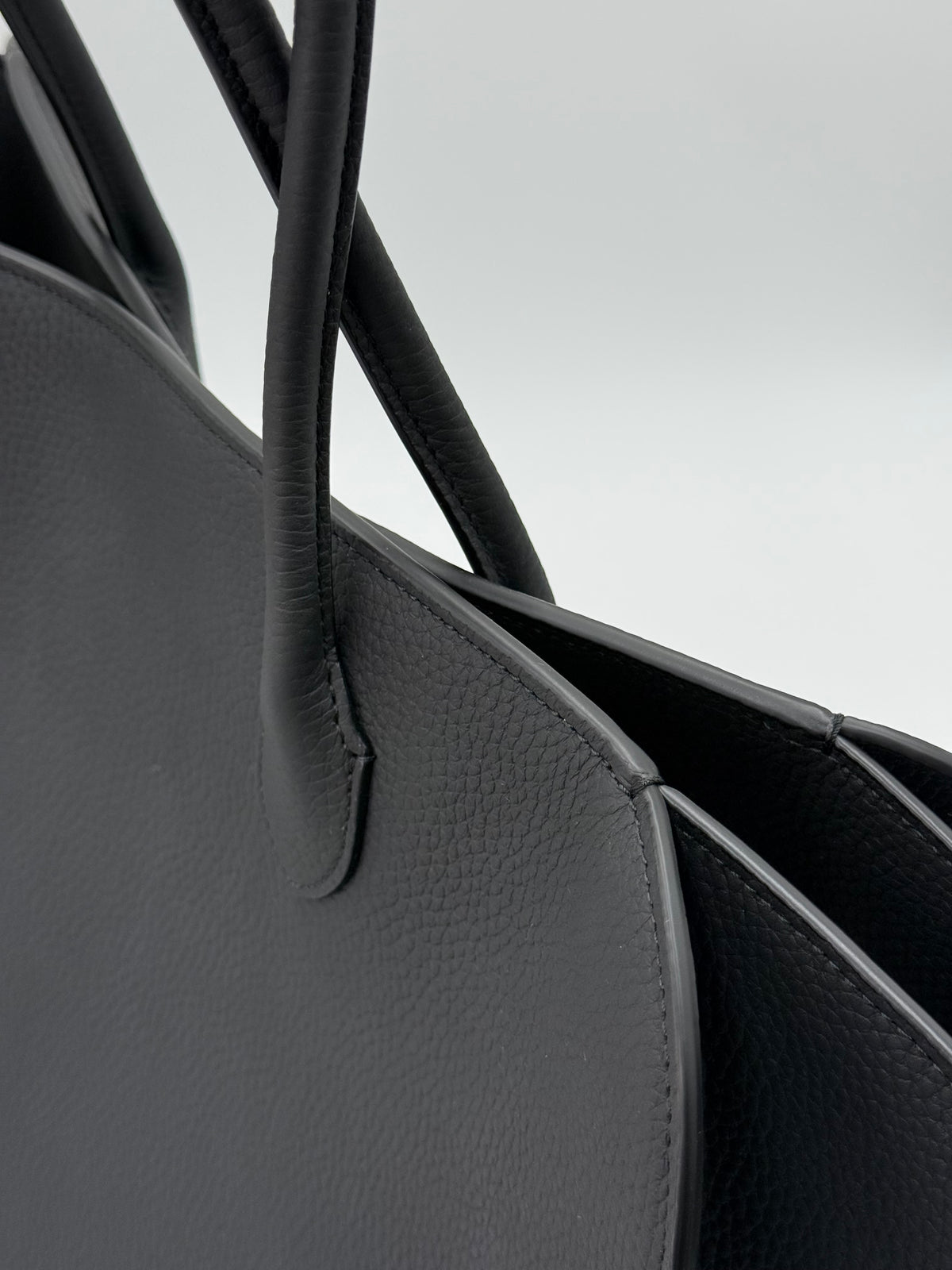 The Row Borsa Tote Marlo in Pelle Granulata Nera