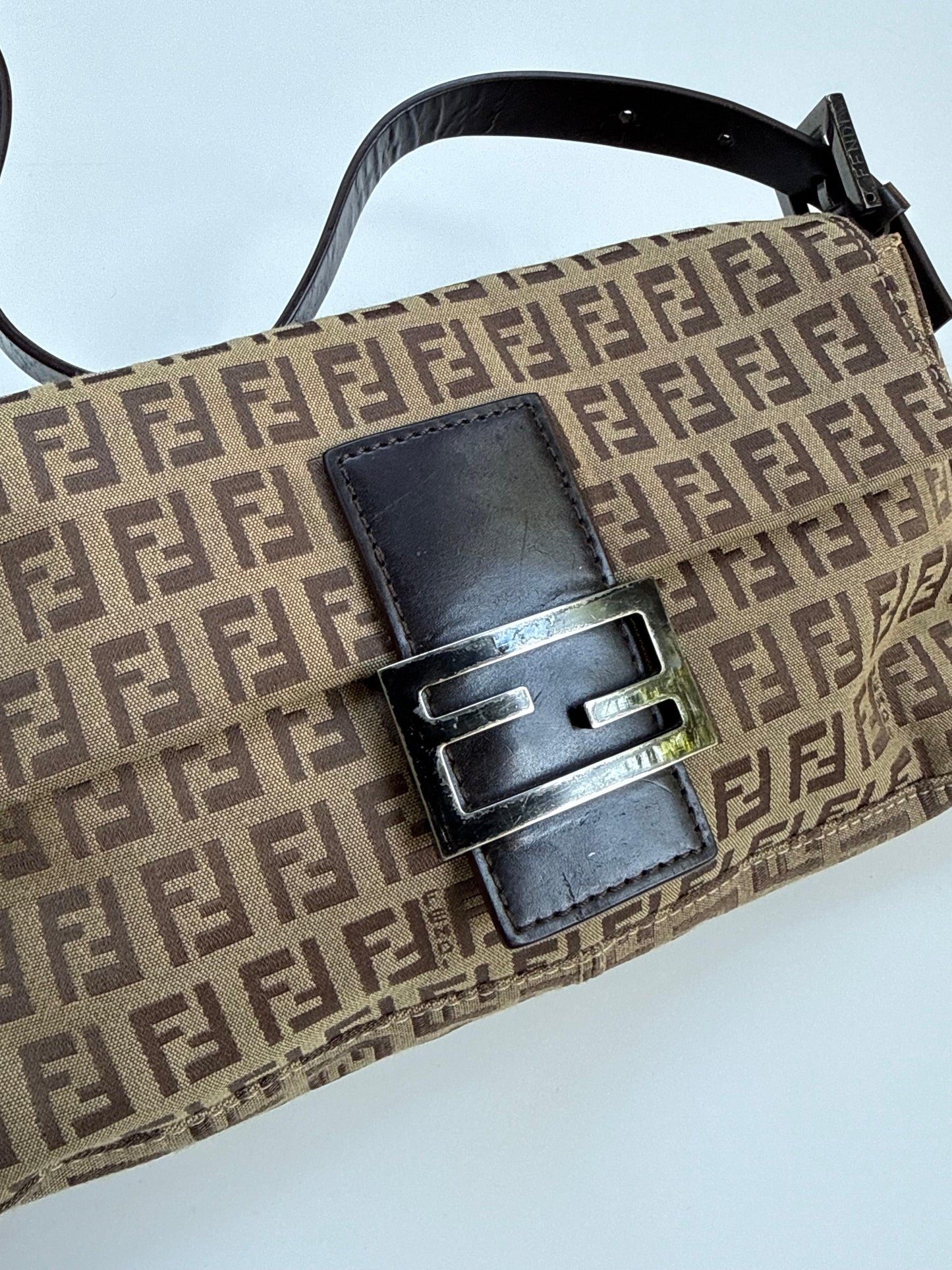Fendi-Borsa-Baguette-Vintage-in-Tela-Zucchino-Marrone-70408846672196 - Pally Vintage Closet