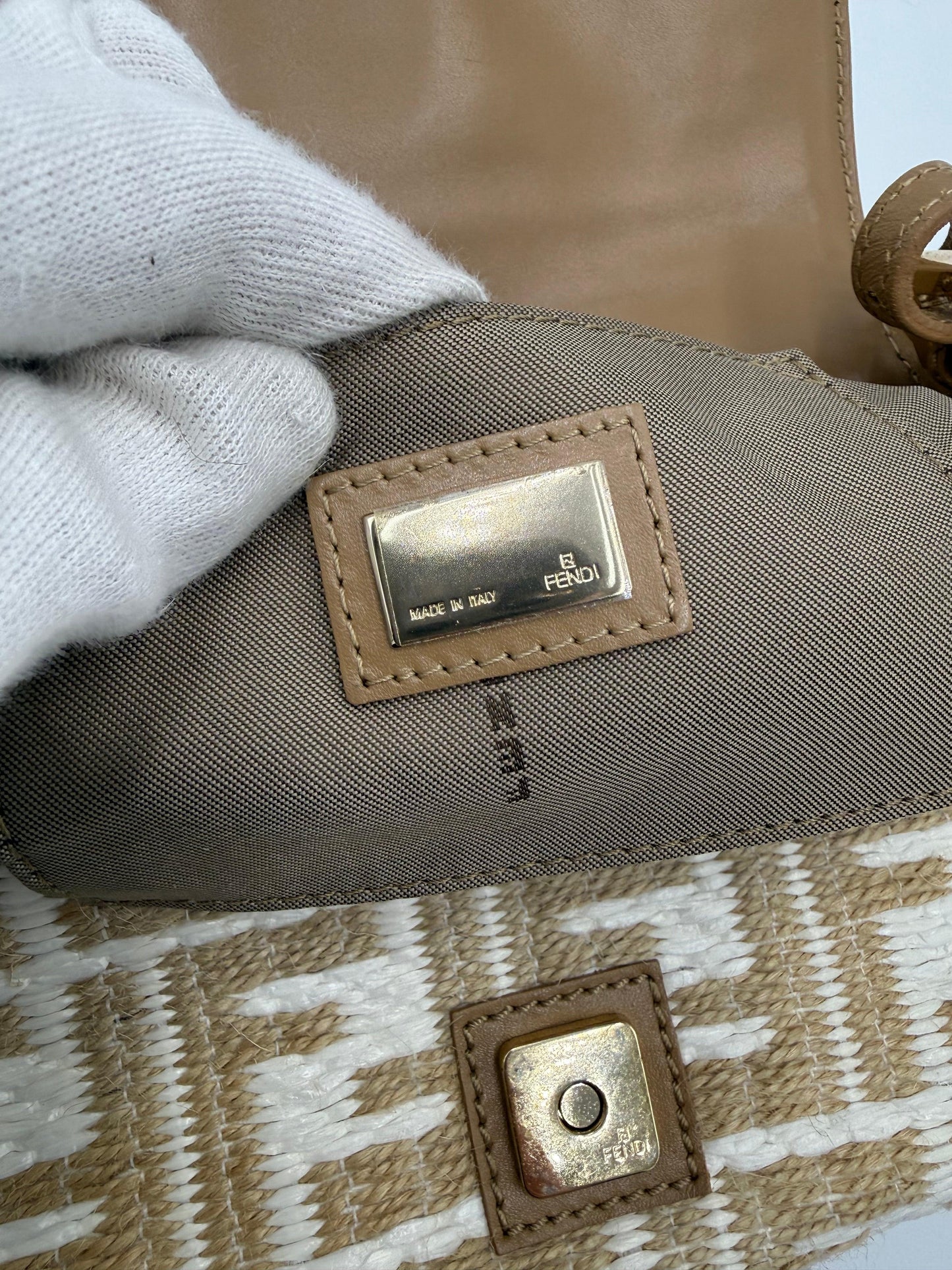 Fendi-Borsa-Mamma-Baguette-Mini-Vintage-in-Rafia-Intrecciata-Beige-e-Bianco-70493943595332 - Pally Vintage Closet