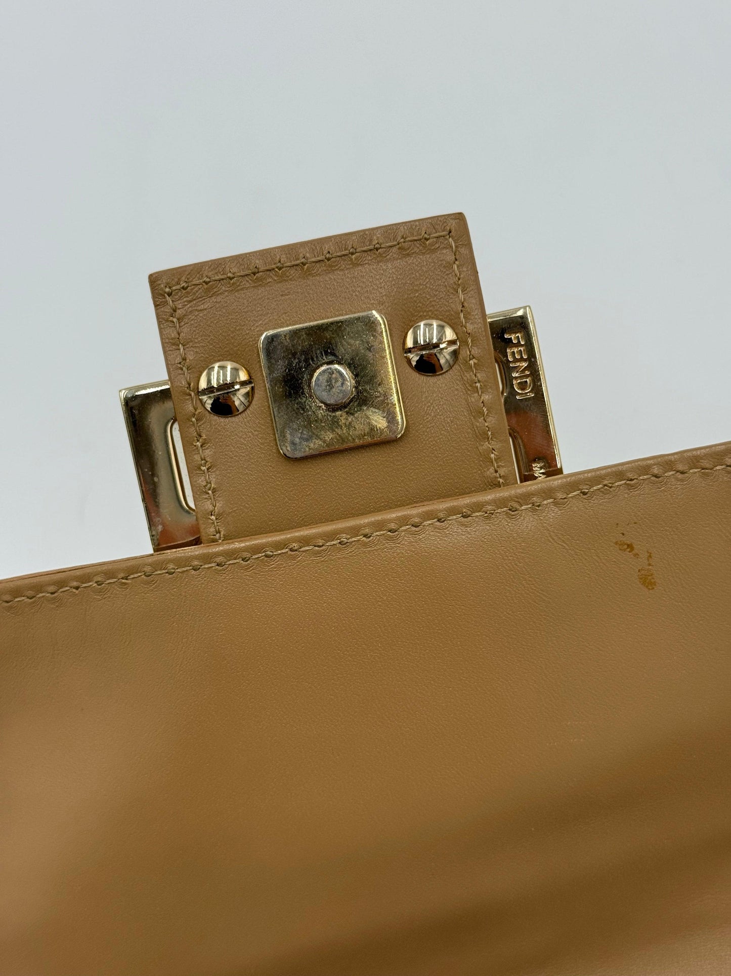 Fendi-Borsa-Mamma-Baguette-Mini-Vintage-in-Rafia-Intrecciata-Beige-e-Bianco-70493943693636 - Pally Vintage Closet