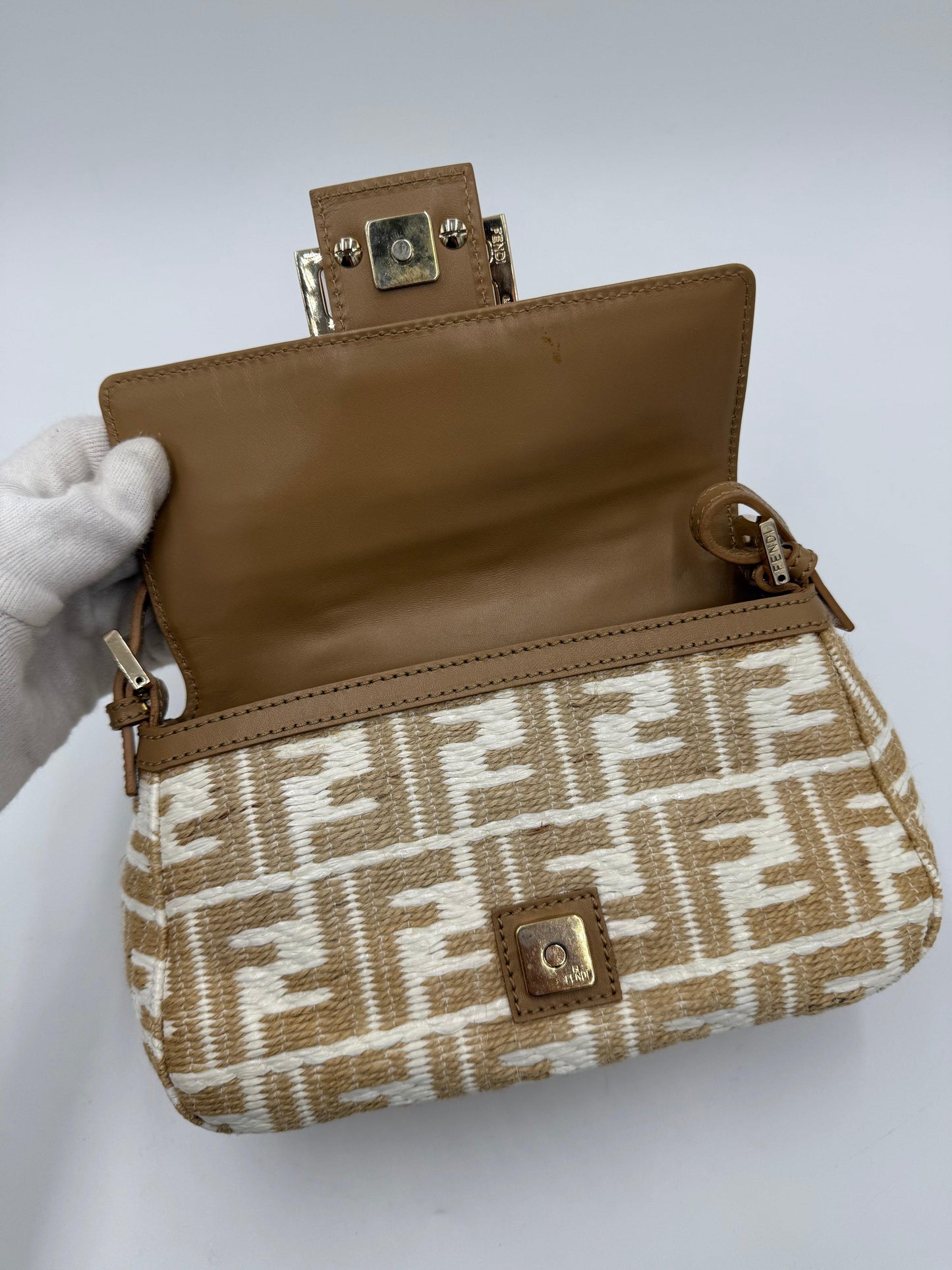 Fendi-Borsa-Mamma-Baguette-Mini-Vintage-in-Rafia-Intrecciata-Beige-e-Bianco-70493943726404 - Pally Vintage Closet