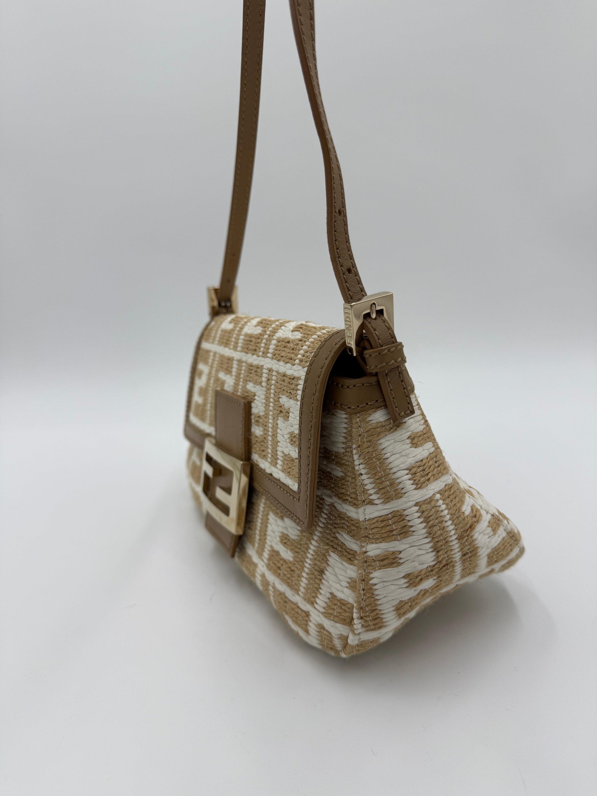 Fendi-Borsa-Mamma-Baguette-Mini-Vintage-in-Rafia-Intrecciata-Beige-e-Bianco-70493943759172 - Pally Vintage Closet