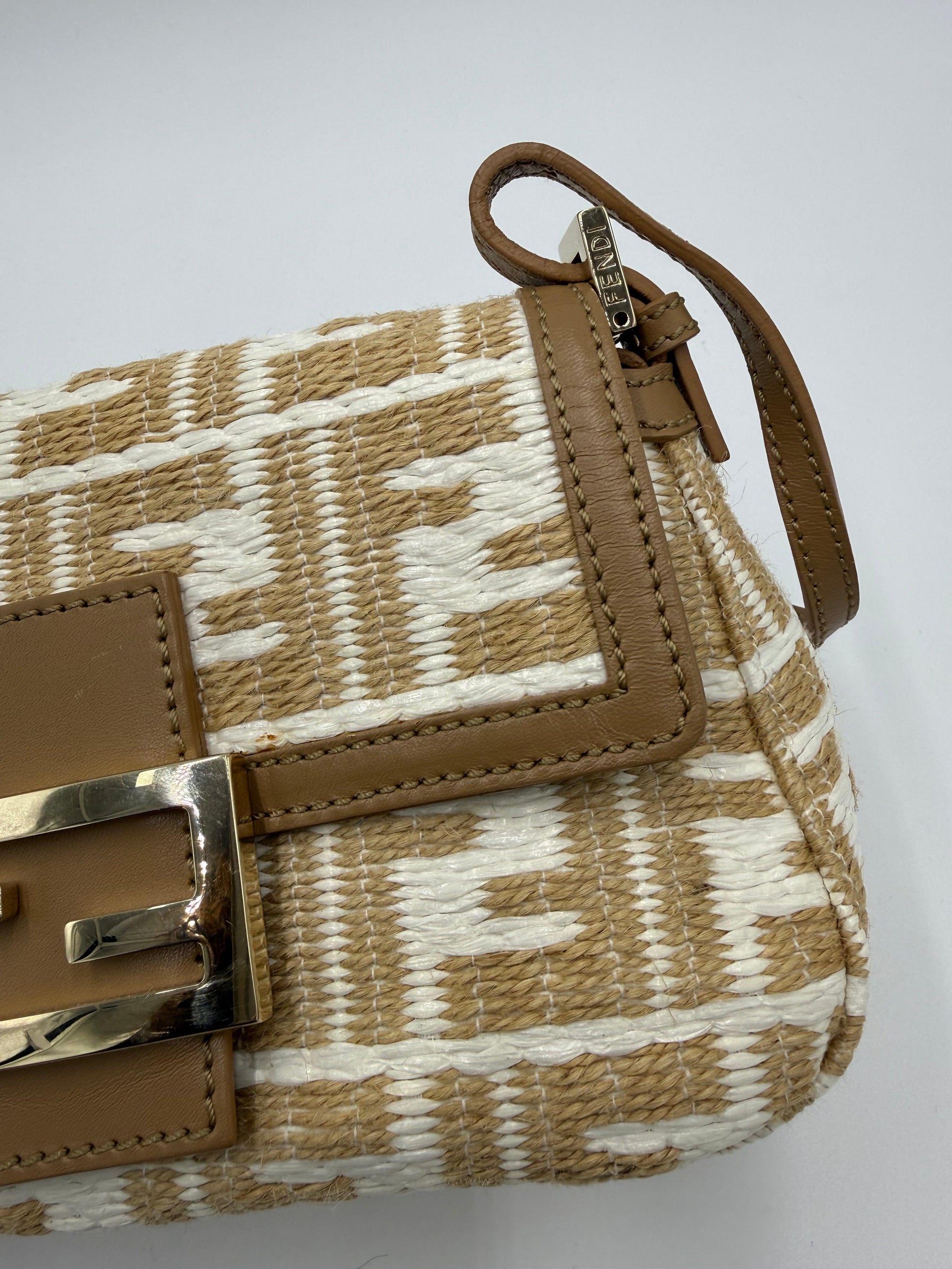 Fendi-Borsa-Mamma-Baguette-Mini-Vintage-in-Rafia-Intrecciata-Beige-e-Bianco-70493943791940 - Pally Vintage Closet