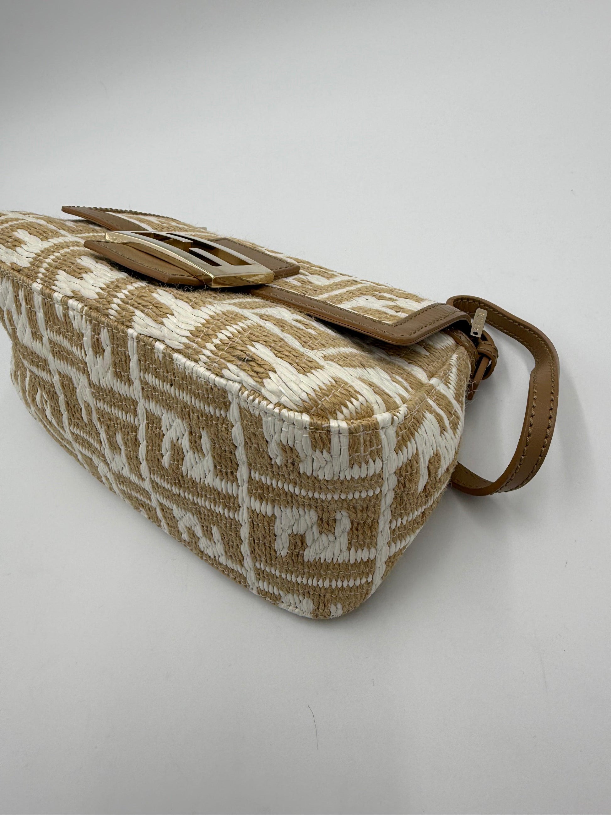 Fendi-Borsa-Mamma-Baguette-Mini-Vintage-in-Rafia-Intrecciata-Beige-e-Bianco-70493943857476 - Pally Vintage Closet