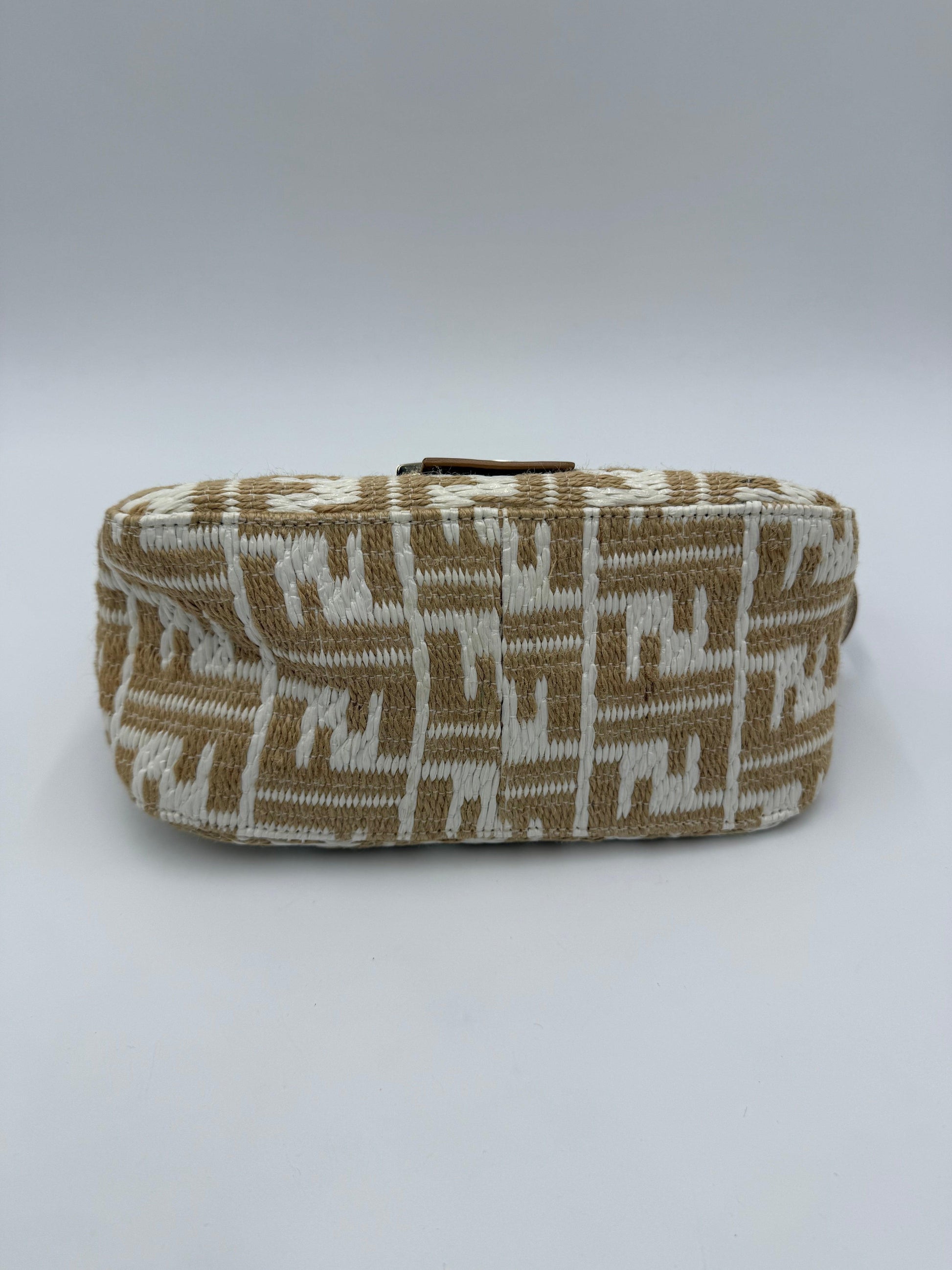 Fendi-Borsa-Mamma-Baguette-Mini-Vintage-in-Rafia-Intrecciata-Beige-e-Bianco-70493943890244 - Pally Vintage Closet
