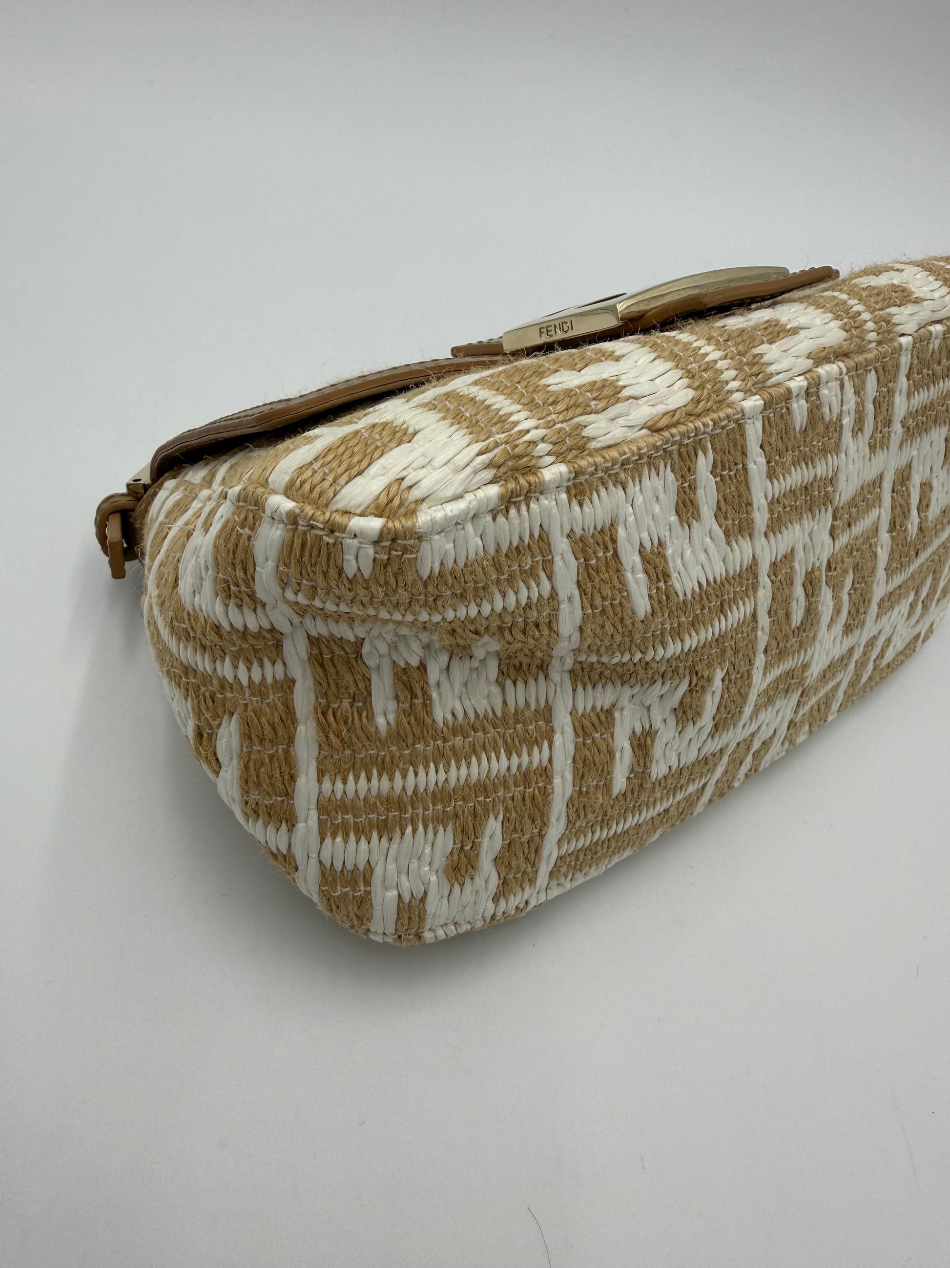 Fendi-Borsa-Mamma-Baguette-Mini-Vintage-in-Rafia-Intrecciata-Beige-e-Bianco-70493943923012 - Pally Vintage Closet