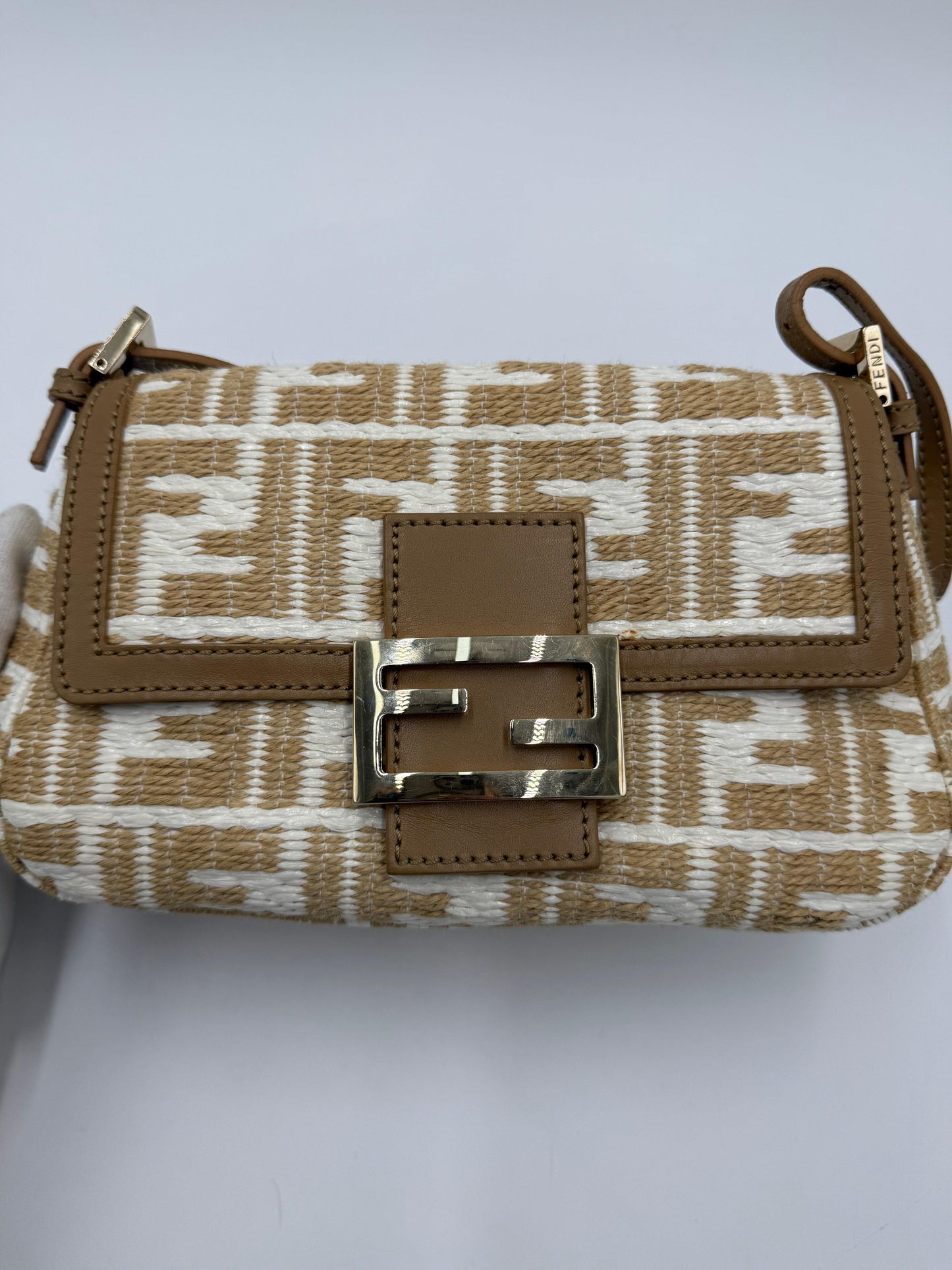 Fendi-Borsa-Mamma-Baguette-Mini-Vintage-in-Rafia-Intrecciata-Beige-e-Bianco-70493943955780 - Pally Vintage Closet