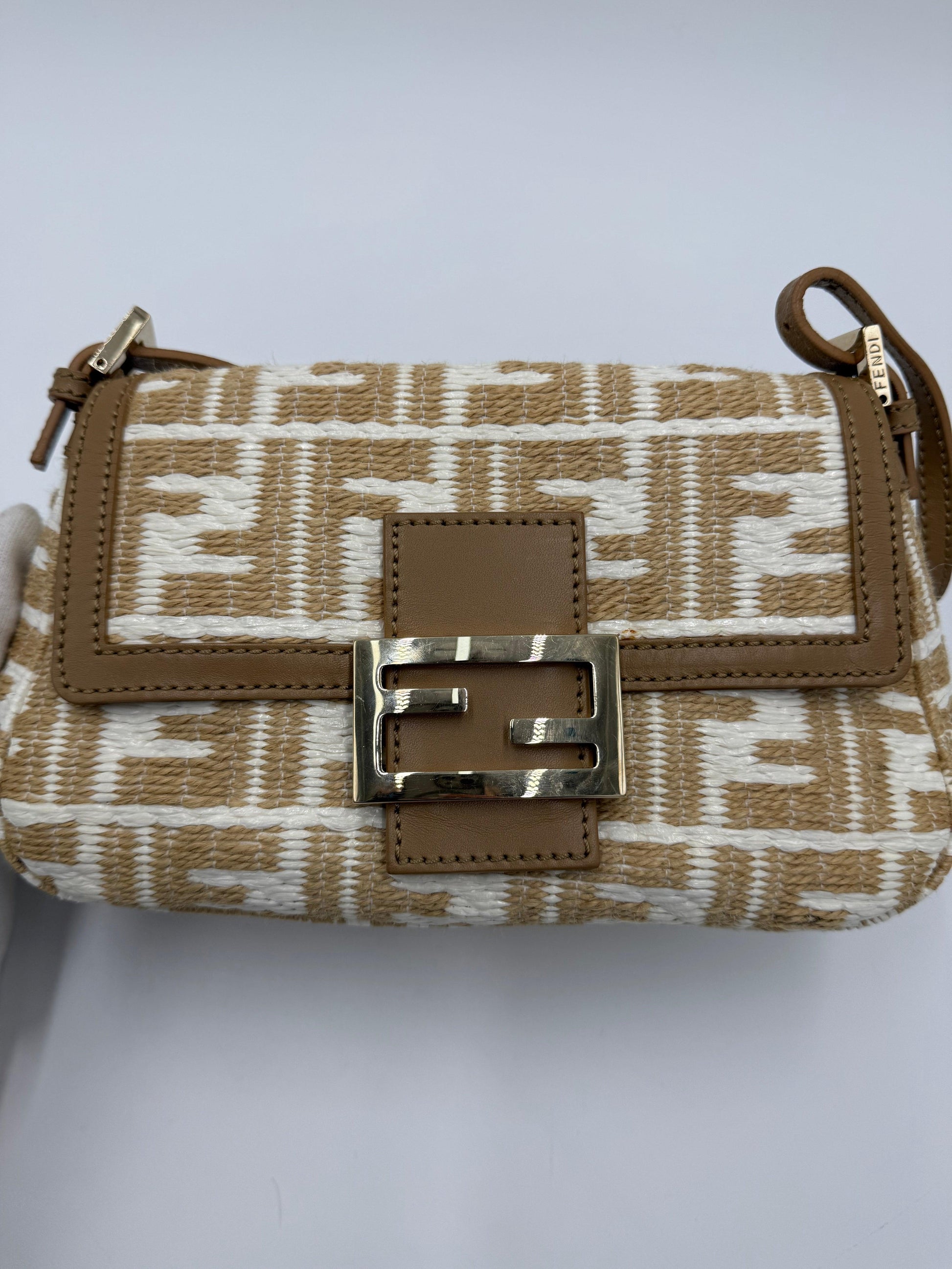Fendi-Borsa-Mamma-Baguette-Mini-Vintage-in-Rafia-Intrecciata-Beige-e-Bianco-70493943955780 - Pally Vintage Closet