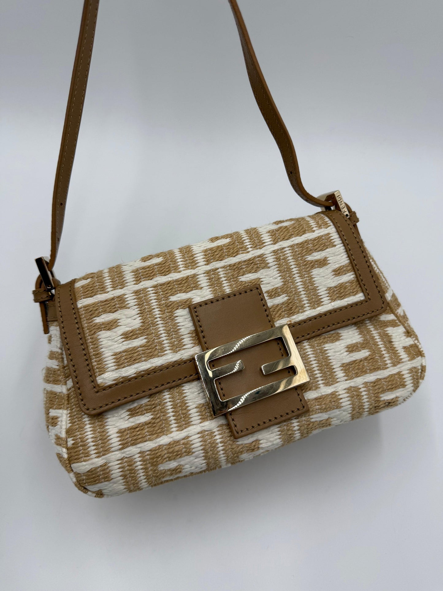 Fendi-Borsa-Mamma-Baguette-Mini-Vintage-in-Rafia-Intrecciata-Beige-e-Bianco-70493943988548 - Pally Vintage Closet