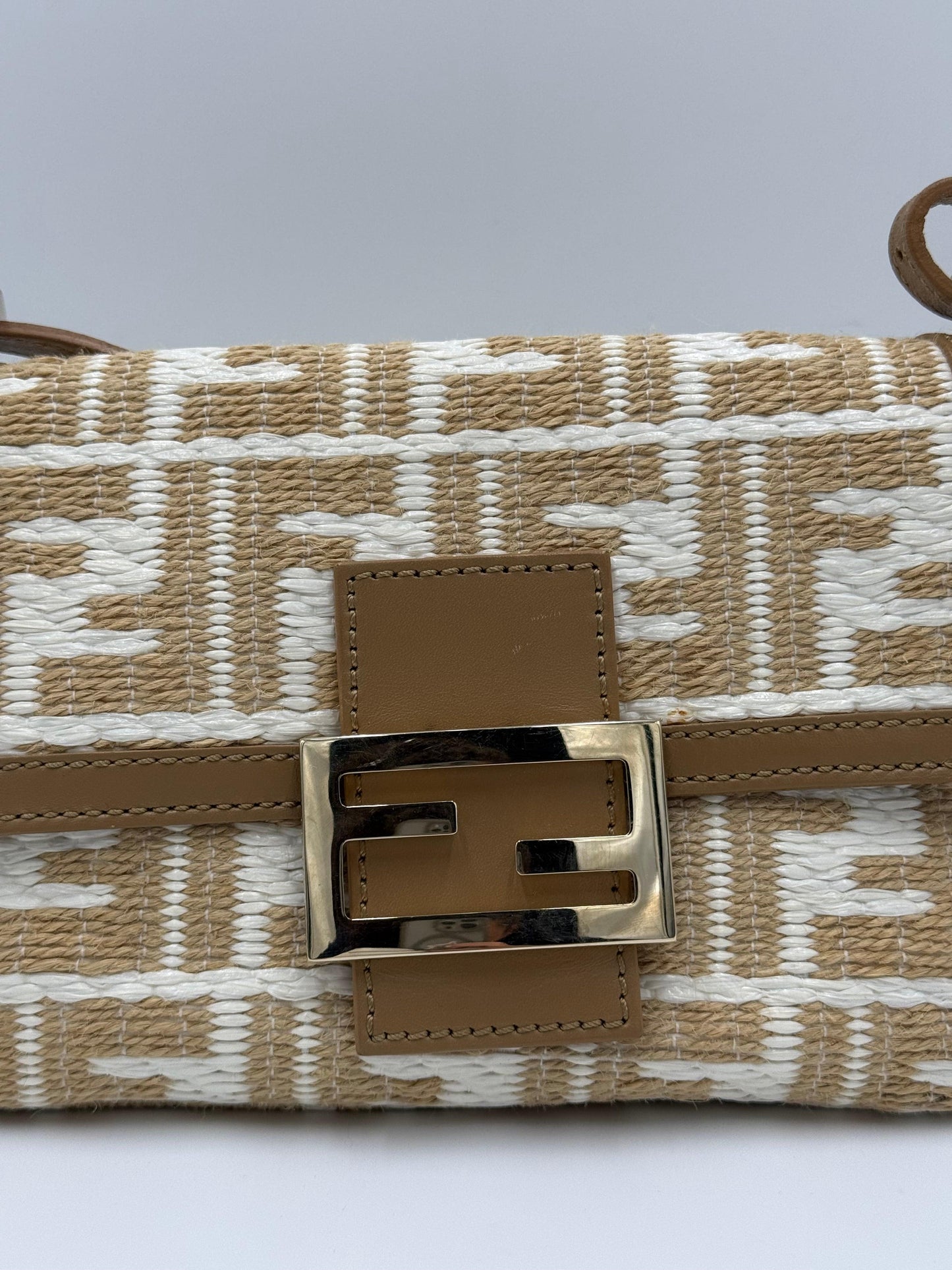 Fendi-Borsa-Mamma-Baguette-Mini-Vintage-in-Rafia-Intrecciata-Beige-e-Bianco-70493944021316 - Pally Vintage Closet