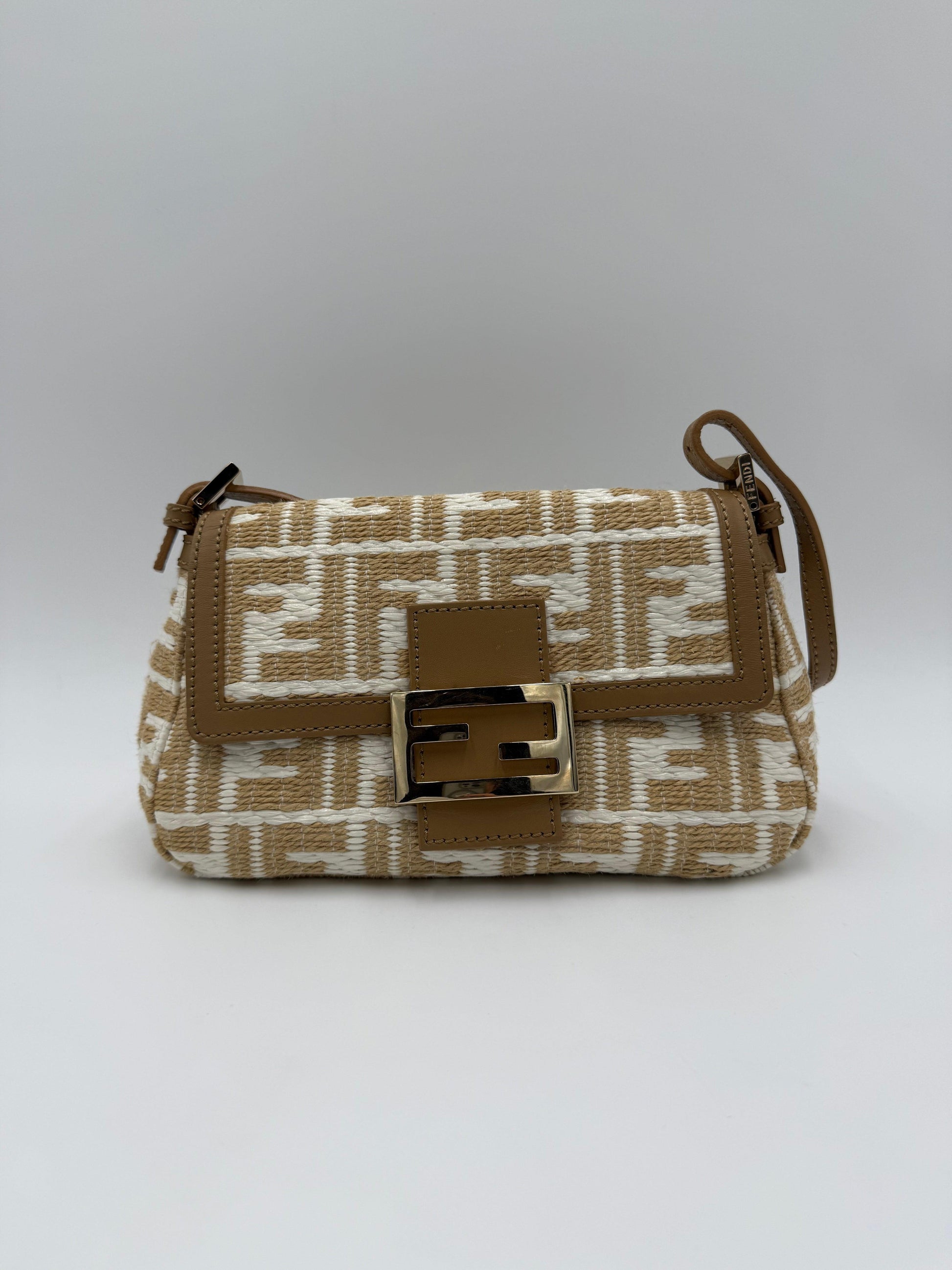 Fendi-Borsa-Mamma-Baguette-Mini-Vintage-in-Rafia-Intrecciata-Beige-e-Bianco-70493944086852 - Pally Vintage Closet