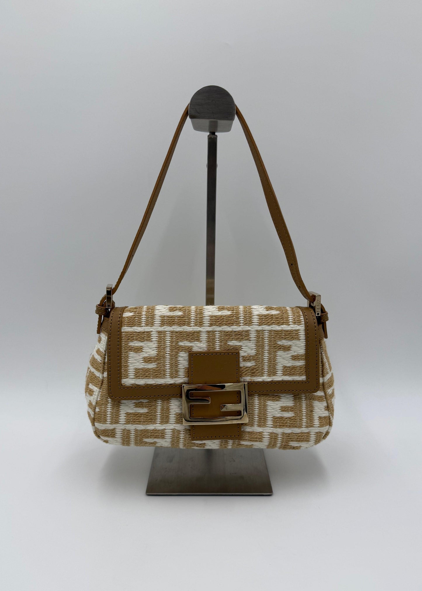 Fendi-Borsa-Mamma-Baguette-Mini-Vintage-in-Rafia-Intrecciata-Beige-e-Bianco-70493944119620 - Pally Vintage Closet