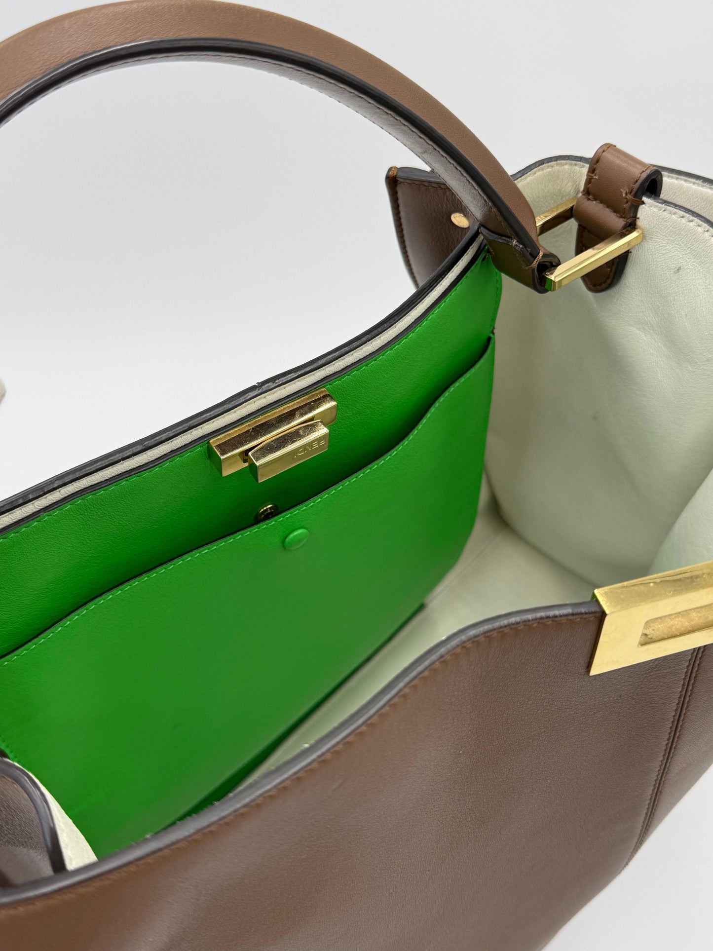 Fendi Borsa Peekaboo ISeeU Medium in Pelle Marrone con Interno Verde